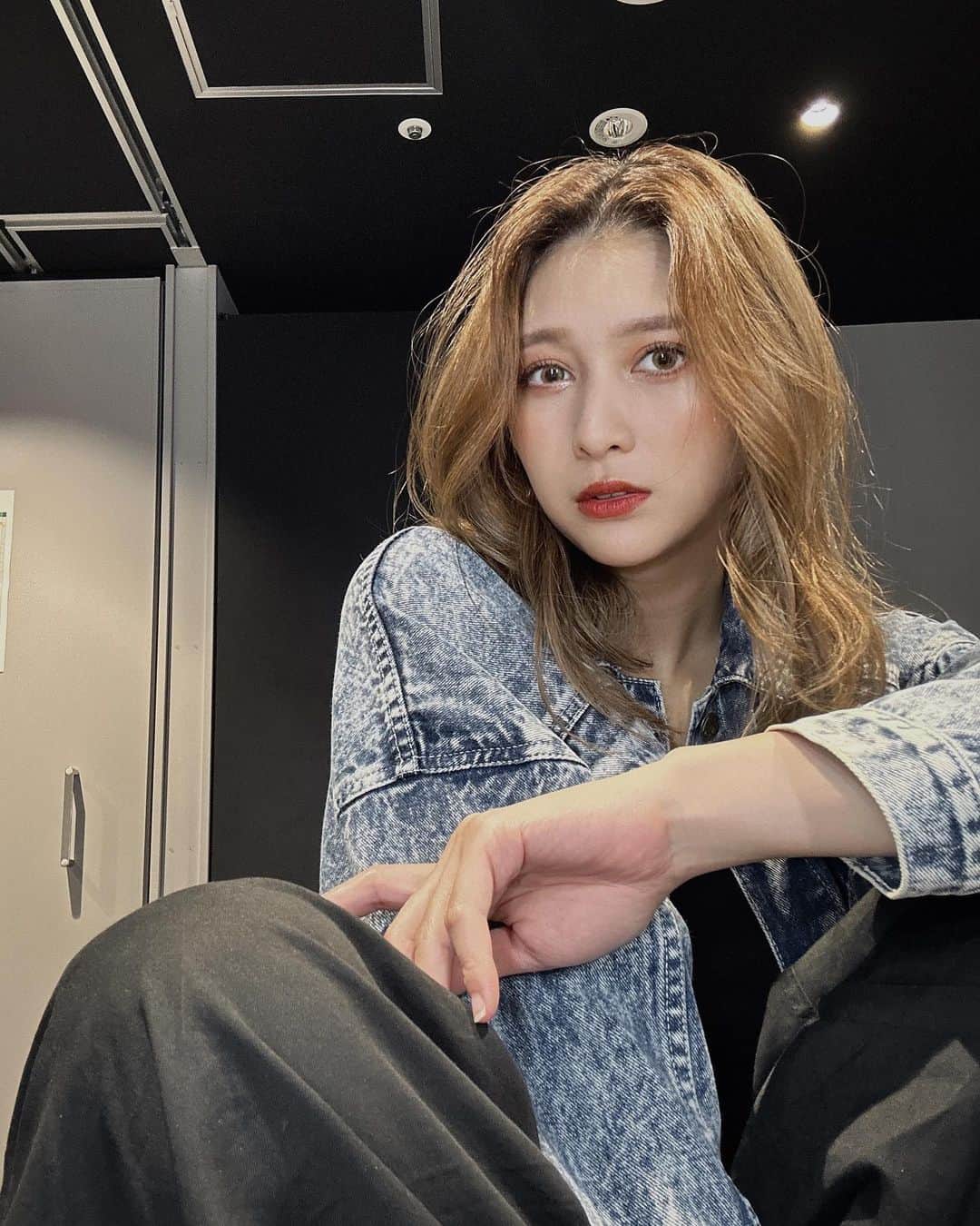アンジェラ芽衣のインスタグラム：「前髪ないのも安定してきて 最近はふんわりかきあげるのがお気に入り🥰」