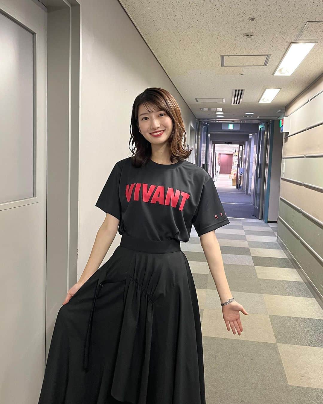吉村恵里子さんのインスタグラム写真 - (吉村恵里子Instagram)「・ VIVANTのスペシャル生放送の日に、Tシャツを着て堺雅人さんと阿部寛さんにインタビューでした。 このTシャツを着るとスタッフの一員になれたみたいで嬉しい👕  THE TIME,で四回ほどドラマの考察をやっており、ドラマに出てくる「ブルーウォーカー」から引用して、番組では「ブルージャンパーズ」が考察を調べていました🫡 (TIMEスタッフが着るジャンパーが青色のため)写真2枚目  インタビューでは堺さんや阿部さんにブルージャンパーズの存在を知っていただけたのでなんだか報われた気がします👏  今週日曜、最終回ですね… 楽しみです🔥」9月14日 16時04分 - yoshimura_eriko