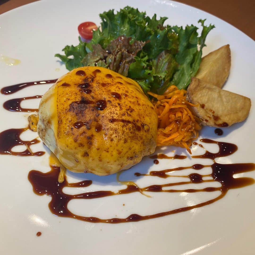 のインスタグラム：「#旅の途中で空を見あげたらあたたかい風が吹いてきた  ↑店名です。長っ‼️🤣 札幌にお越しの際はぜひ！ ポークハンバーグは絶品😋 腹ペコの私はハンバーグとカレーを食べましたw 多いと思います。食べ過ぎです。 私の札幌ワンマンライブの半券を持っていったらランチ半額です‼️ 有効期限なし✨ #札幌 #北海道 #ポークチーズハンバーグ #新鮮野菜カレー」
