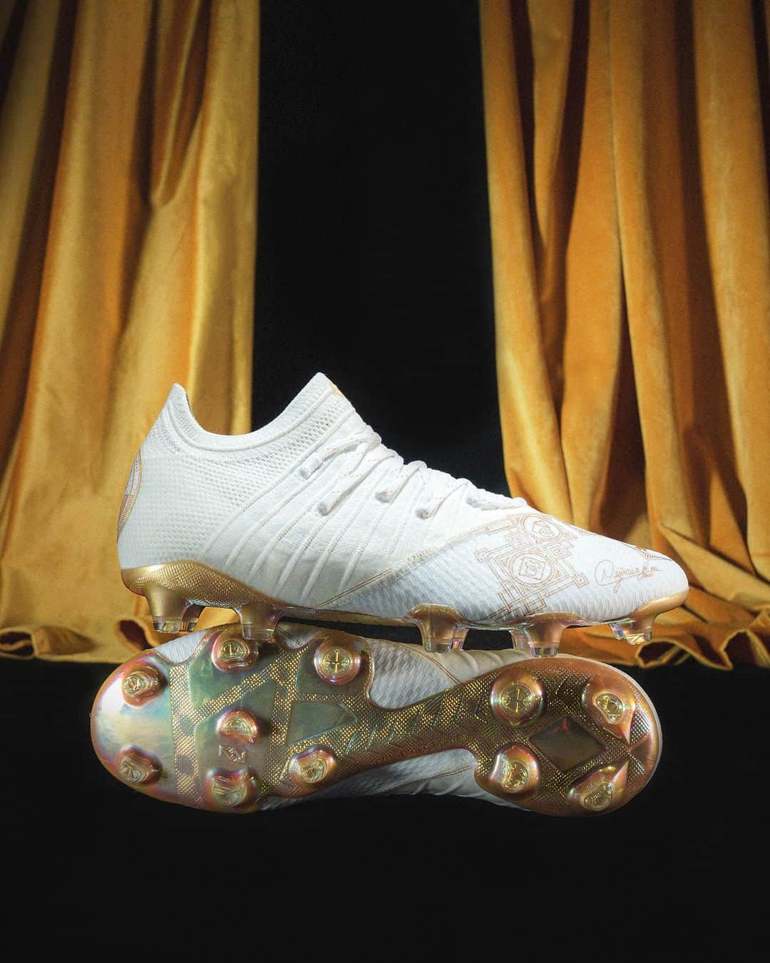 のインスタグラム：「NOT FOR SALE 👀❌  To celebrate the record being beaten, @neymarjr gifts limited NJR78 boots to 78 people who have helped him on his journey. The boots feature 10 important moments in his career which are translated into icons. All boxes come with official certificates of authenticity, signed by Neymar Jr. himself. And guess what, he gives away one to his fans ❤️」