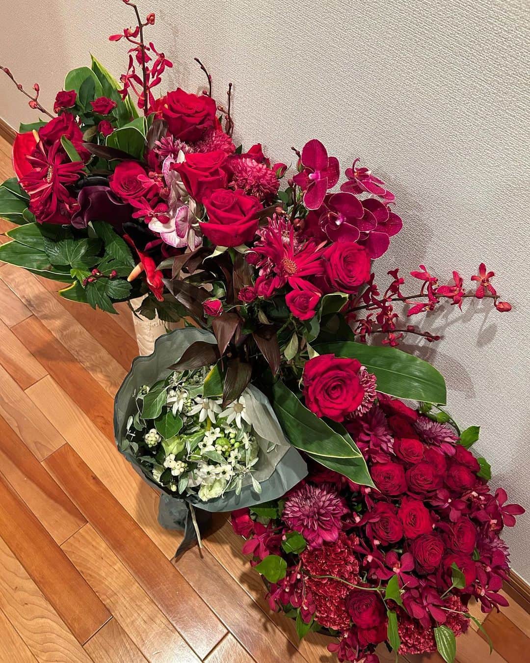 中岡由佳さんのインスタグラム写真 - (中岡由佳Instagram)「❇︎ お花を両手いっぱいに抱える幸せ。 私のワンピースも花柄で馴染んでいる。 Thank you for the wonderful flower gift💐  #flowers #花 #beautiful #美しい #fashion #ファッション #centforce #セントフォース」9月14日 16時09分 - yuka_nakaoka