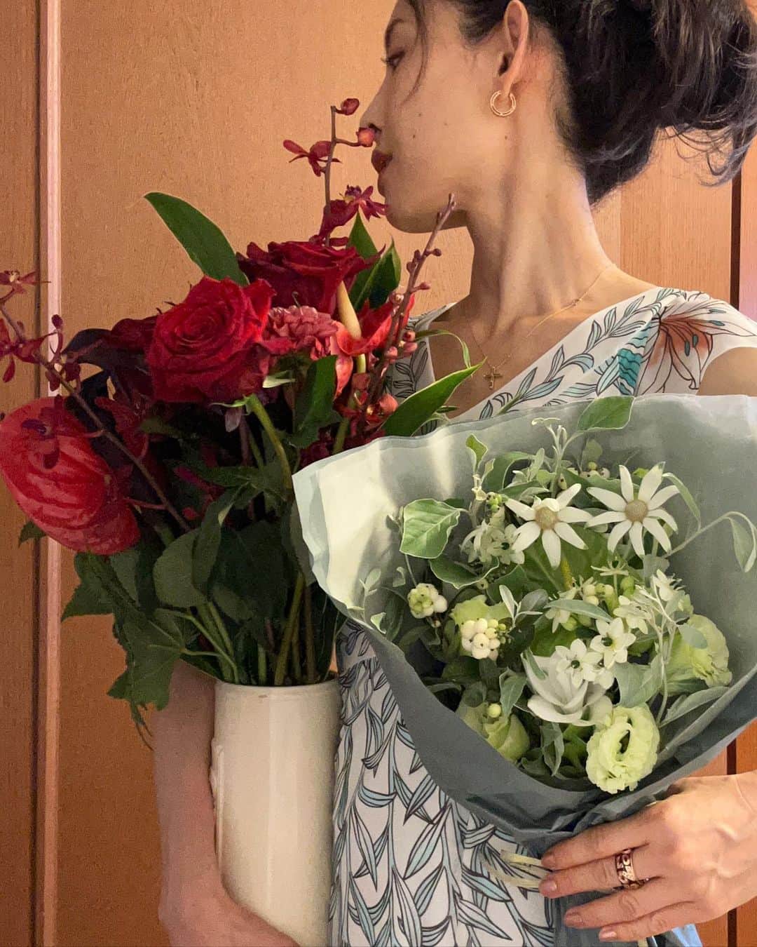 のインスタグラム：「❇︎ お花を両手いっぱいに抱える幸せ。 私のワンピースも花柄で馴染んでいる。 Thank you for the wonderful flower gift💐  #flowers #花 #beautiful #美しい #fashion #ファッション #centforce #セントフォース」