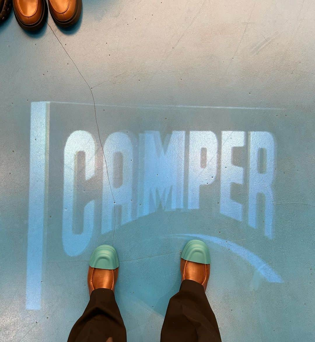 キム・ジュンスさんのインスタグラム写真 - (キム・ジュンスInstagram)「#광고 @camper_korea   유니크한 디자인,친환경 소재,과감한 유틸리티 스타일을 접목한 캠퍼의 23FW 신상은 더현대 3층 캠퍼 스토어에서 만나보실 수 있어요  #Camper#캠퍼슈즈#더현대캠퍼」9月14日 16時09分 - kjs__jun