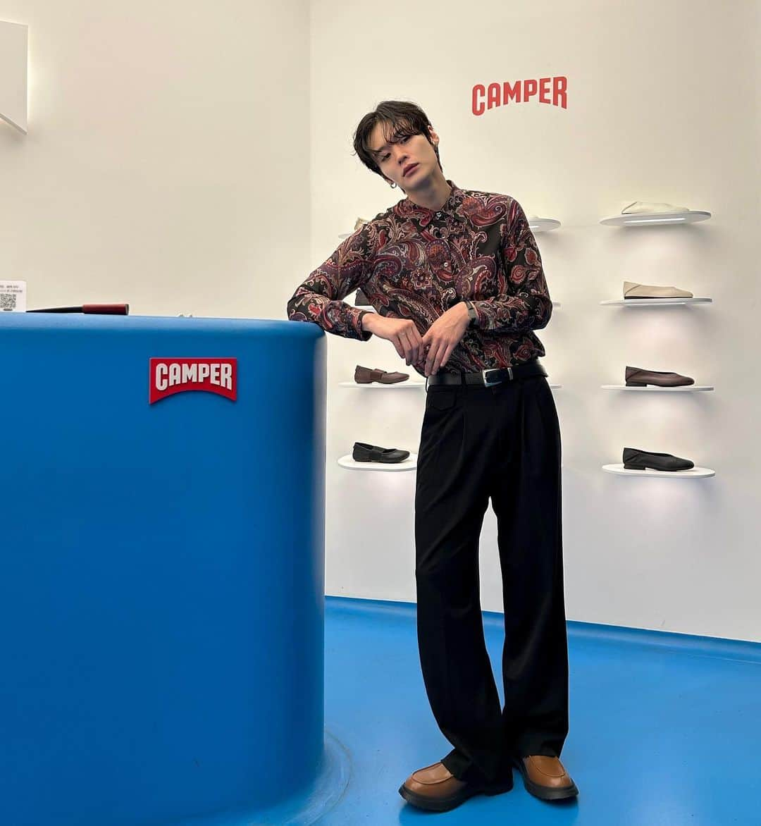 キム・ジュンスのインスタグラム：「#광고 @camper_korea   유니크한 디자인,친환경 소재,과감한 유틸리티 스타일을 접목한 캠퍼의 23FW 신상은 더현대 3층 캠퍼 스토어에서 만나보실 수 있어요  #Camper#캠퍼슈즈#더현대캠퍼」