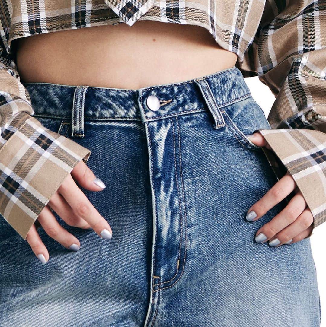 のインスタグラム：「【𝟐𝟎𝟐𝟑𝐀𝐖 𝐈𝐓𝐄𝐌】 ⁡ ✔︎︎︎︎カットオープンワイドデニム color/BLUE/BLACK price/10,780(taxin) ⁡ ■ポイント 太ももの高めの位置にカットを入れ、トレンドのアウトポケットデザインにしたデニムパンツ！ ⁡ ■ディティール 太もものカットや後ろポケットの刺繍がアクセントになるパンツ。さりげなく小文字のeにしています♪ デニムの加工感、色味がヴィンテージ感があり今季らしいです！ ブラックは加工ナシで、ステッチデザインが映えるようにしています。 ⁡ ■スタイリング ハイウエストなのでショート丈のTOPSがおすすめ。 太めのストレートシルエットなのでTOPSはコンパクトなものがスタイルアップします♪ ⁡ ---------------------------------------- ⁡ ⁡ ⁡ #ENVYM #2023AW」
