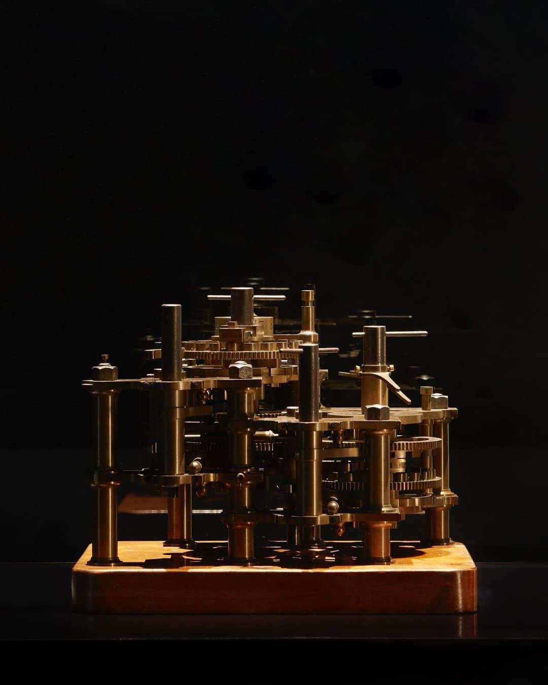 パワーハウスミュージアムのインスタグラム：「More than 150 years ago, English mathematician, inventor, philosopher and reformer Charles Babbage designed a general-purpose mechanical calculating machine that anticipated the principles and structure of the modern computer.  Babbage started work on his Difference Engine No 1, a fully automatic machine that calculated and printed the tables used in the burgeoning fields of science, navigation and business, in 1823. His aim was to relieve people of 'routine mental labour' and eliminate human error in calculations with a perfect machine. Babbage worked on the Difference Engine No 1 for 11 years but was never completed.  Visit Difference Engine No 1 and learn more about Babbage's inventions at Atmospheric Memory.  Powerhouse Ultimo until November 5.   Book now - Link in bio.   Object No.96/203/1 Calculating engine, specimen piece, 'Difference Engine No1', designed by Charles Babbage, parts made by Joseph Clements, assembled by Henry Provost Babbage, England, 1822-1879.  📸 @zanwimberley」