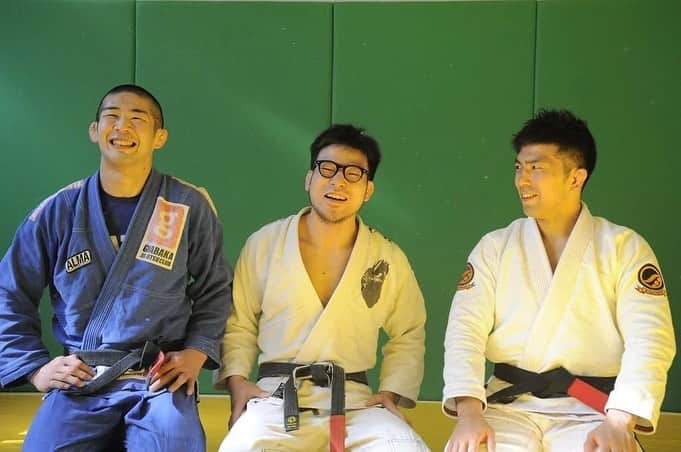 岩﨑正寛のインスタグラム：「昔、Carpe Diem本部で週に一度地獄のタイマンスパーと言う練習会があった。 殿堂入り日本王者中村大輔が来て僕と5分5本のスパーリングをすると言う内容だった。 めちゃくちゃハードで毎週試合をしているような練習だったけど大輔さんのおかげで僕はかなり強くなれた。 お互い負けを認められず口論にまでなったこともしばしば（笑） そんな昔お世話に大輔さんが10月７日土曜日にセミナーを開催します。 興味ある方は是非ご参加下さい。  【お知らせ】  10月7日(土)13:00～ Carpe Diem 芦屋で、パトスタジオの中村大輔さんを招き、セミナーを開催します。 @patos_daisuke  @patosbjj   テーマは「グリップファィトで勝つガードパスセミナー」です。  相手のガードを素早く解除するため・安全なポジションに移行するためのグリップファイト。  相手のアタックできないポジションから、相手を削ってガードパスをする方法を説明します。  ⚠️10/7（土）よう大人クラス、ノーギクラスは休講になります🙇‍♀️  ■日時  中村大輔ガードパスセミナー	  10/7(土)　 12:30 受付開始  13:00-15:00 セミナー   ■会場：Carpe Diem 芦屋 住所：兵庫県 芦屋市 川西町4 - 22  NLC芦屋ビル 001 （地下1F）アクセス JR芦屋駅より　徒歩15分(480m) 阪神芦屋駅より　徒歩10分 阪急芦屋川駅より徒歩10分  ■料金： Carpe Diem 芦屋会員　5,000円　一般　6,000円　※当日支払い  ■申し込み方法：下記リンクから必要事項を入力し、送信してください。  https://patosbjj.jp/seminar」