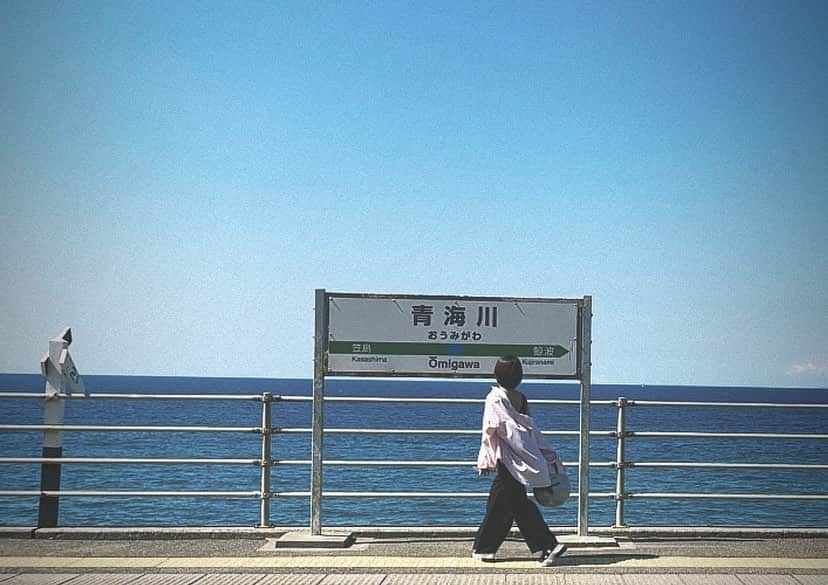 みひろのインスタグラム：「. 地元はいいよなぁ〜🐳  #日本一海に近い駅 🚃 #青海川駅  #新潟 #おすすめスポット #新潟観光 #日本海 #海 #柏崎市 #柏崎 #柏崎市名所 #地元 #鯨波 #くじら #くじらの噴水 🐳 #観光名所 #夏の思い出 #夏休み #新潟激暑  #心友 と#地元巡り #焼き鳥 #鳥亭」