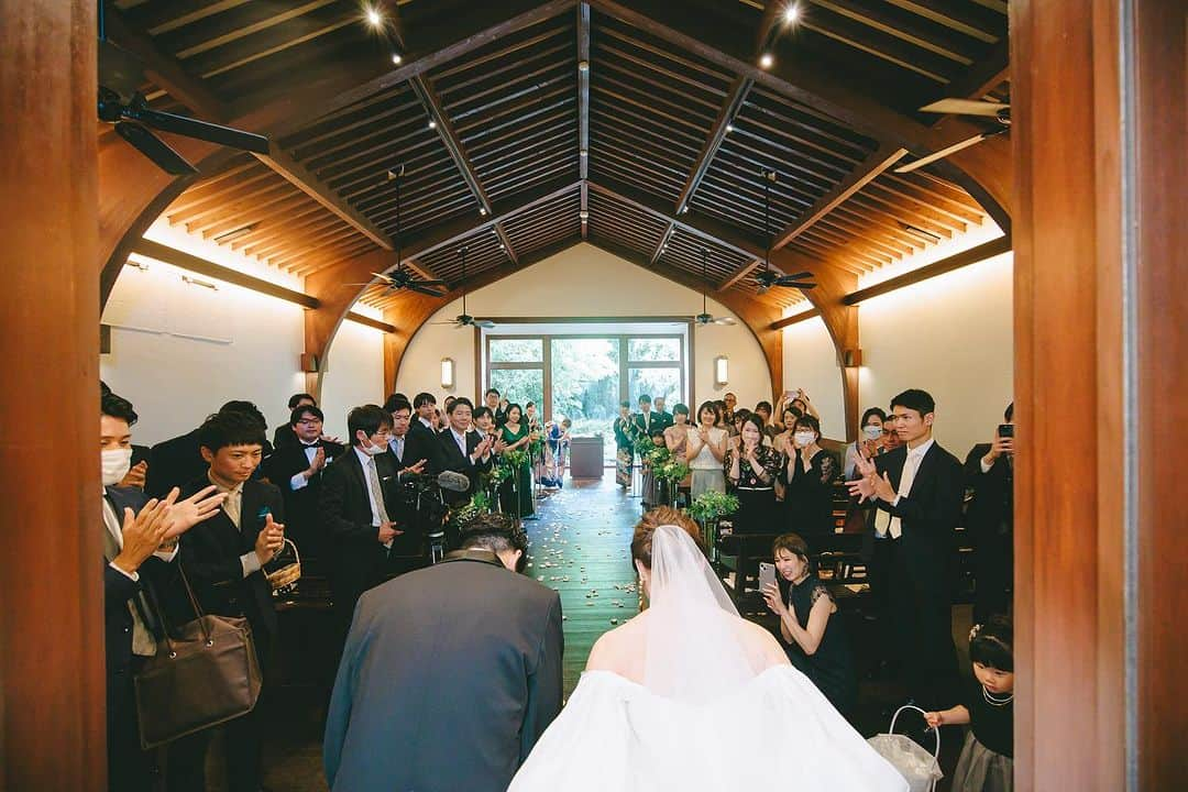 THE SODOH WEDDING OFFICIALさんのインスタグラム写真 - (THE SODOH WEDDING OFFICIALInstagram)「ceremony .  おふたりから見る世界 扉が開けば 大切な皆さまがおふたりを祝福してくれる空間 .  >>@sodoh_wedding   #sodoh花嫁#thesodohhigashiyamakyoto  #ザソウドウ東山京都#ソウドウ#sodoh#weddingdress #結婚式 #thetreatdressing#プレ花嫁#卒花嫁#結婚準備#式場探し#関西花嫁#京都花嫁#入籍#プロポーズ#前撮り#ウェディングドレス#ウェディングヘアメイク　#トリートドレッシング#ウェルカムスペース」9月14日 16時22分 - sodoh_wedding