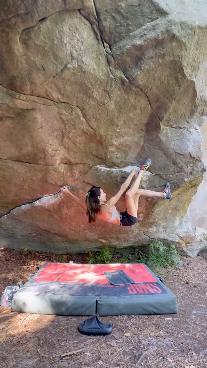 キャロライン・シノのインスタグラム：「Summer bouldering⛱️🏝️ Trying a new 8B+ by @barefoot_charles at Rocher des Princes.  Missing one move for changing hands of the only ok hold. @crimpoilofficial #recoverfaster @girlsinbleau @arkose.climbing #arkoesheroes @scarpaspa @frictionlabs @snap.climbing」