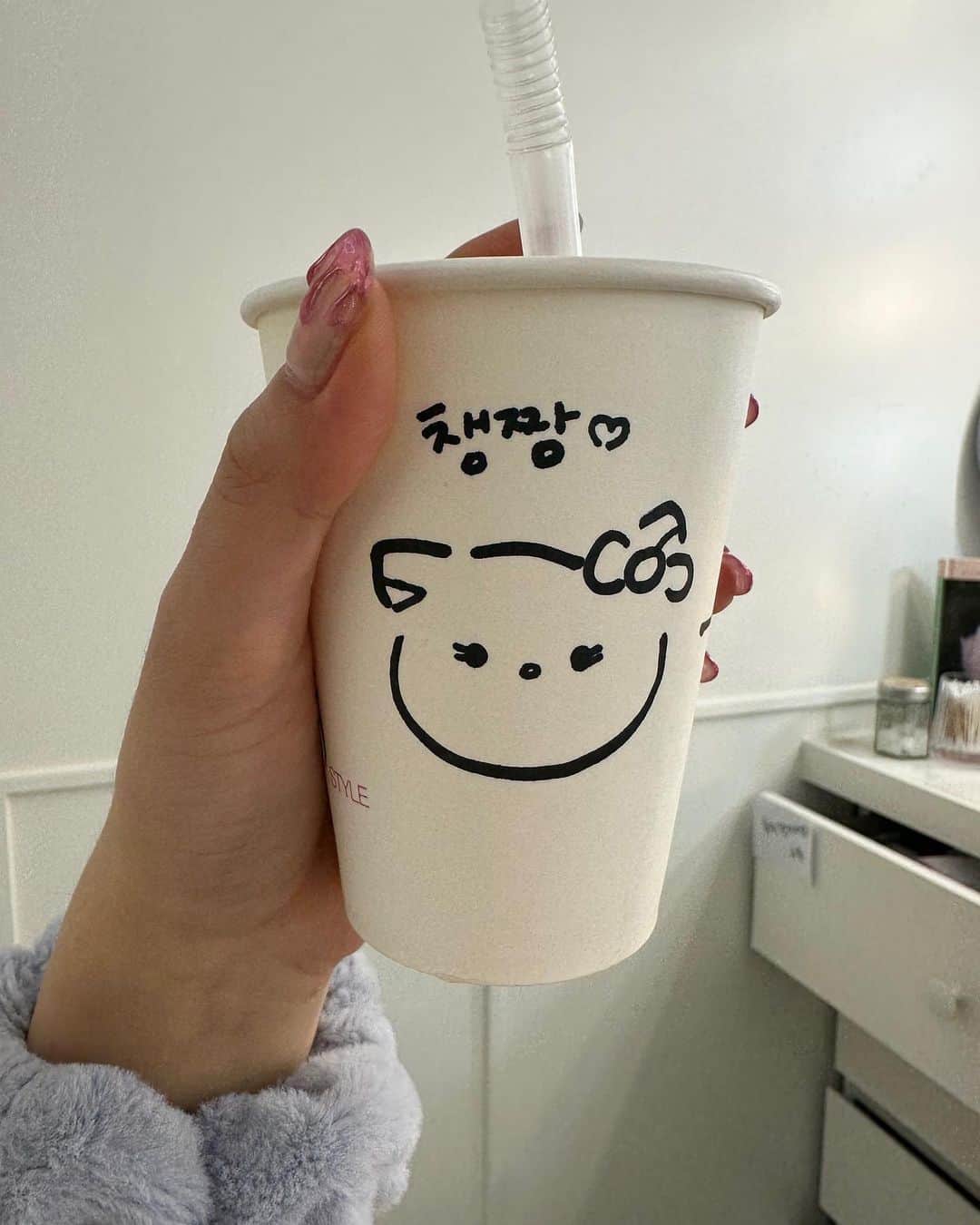 STAYCのインスタグラム：「개성있는 고양이들🐱  #STAYC #스테이씨 #ISA #아이사」