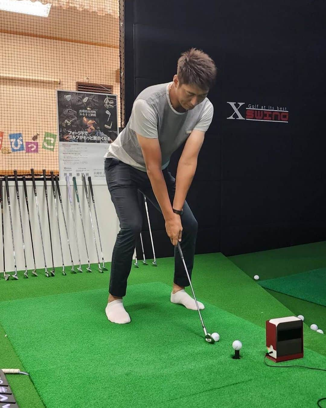 山本隆弘のインスタグラム：「市川町の誇るブランドアイアンを色々打たせて頂きました🏌️‍♂️ さすが1本1本手作りの美しさと打感でした👏 写真は練習用の短いクラブを試打しています😆 #市川町」