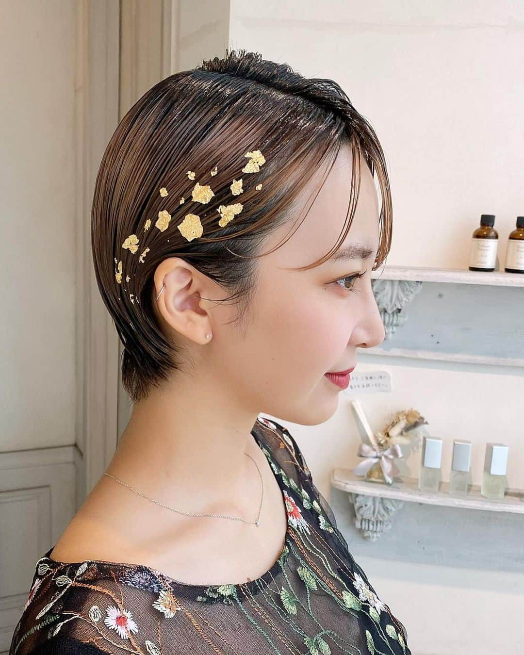 宮原幸恵さんのインスタグラム写真 - (宮原幸恵Instagram)「ショートヘアセット🧸  短めショートこそ おしゃれ度増し増しにアレンジするの 最高に素敵だよっ！！！  クシュっとフワッとさせるのも もちろん可愛いけど こんな感じでタイトにまとめるのも ショートならではの可愛さ🤍🩶  アクセントに金箔を散りばめて さらにおしゃれ度アップ👌✨  ドレスに合わせて 銀箔やラメ、ピンなどで代用しても有り🥰  ショートヘアでアップにできないから… と諦めないで！！  ショートヘアも いっぱいアレンジのバリエーションあるので 是非ご相談ください☺️  まなみん @_1manam_  大切な日のヘアセット 任せてくれてありがとう🎀  #ショートヘア #ショートヘアアレンジ」9月14日 16時30分 - yu.ki.0117