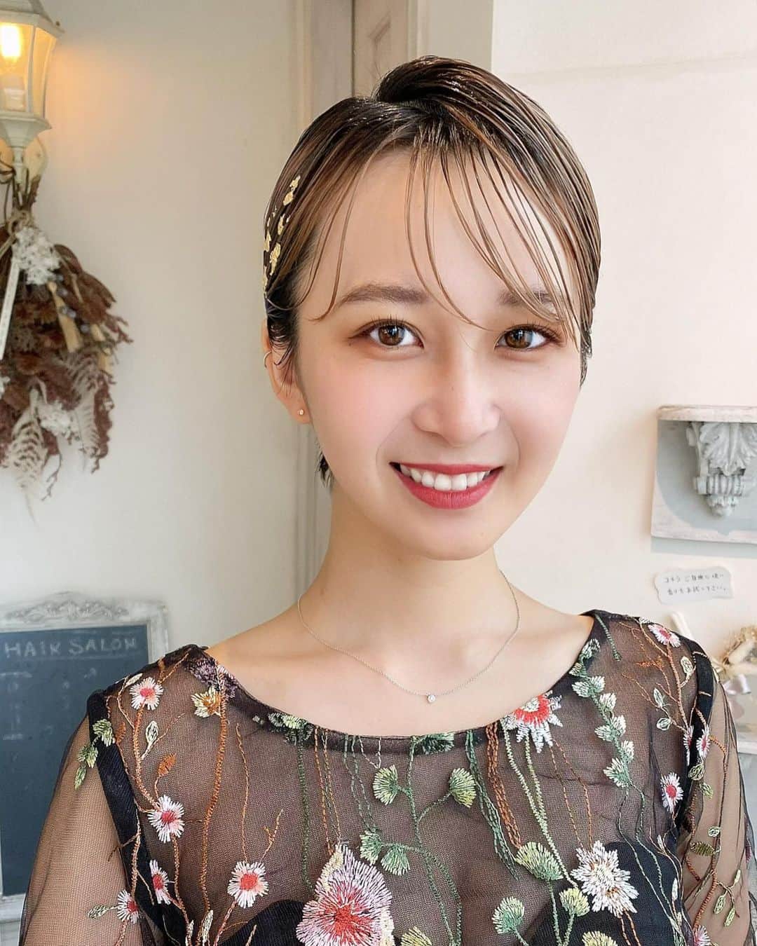 宮原幸恵のインスタグラム：「ショートヘアセット🧸  短めショートこそ おしゃれ度増し増しにアレンジするの 最高に素敵だよっ！！！  クシュっとフワッとさせるのも もちろん可愛いけど こんな感じでタイトにまとめるのも ショートならではの可愛さ🤍🩶  アクセントに金箔を散りばめて さらにおしゃれ度アップ👌✨  ドレスに合わせて 銀箔やラメ、ピンなどで代用しても有り🥰  ショートヘアでアップにできないから… と諦めないで！！  ショートヘアも いっぱいアレンジのバリエーションあるので 是非ご相談ください☺️  まなみん @_1manam_  大切な日のヘアセット 任せてくれてありがとう🎀  #ショートヘア #ショートヘアアレンジ」