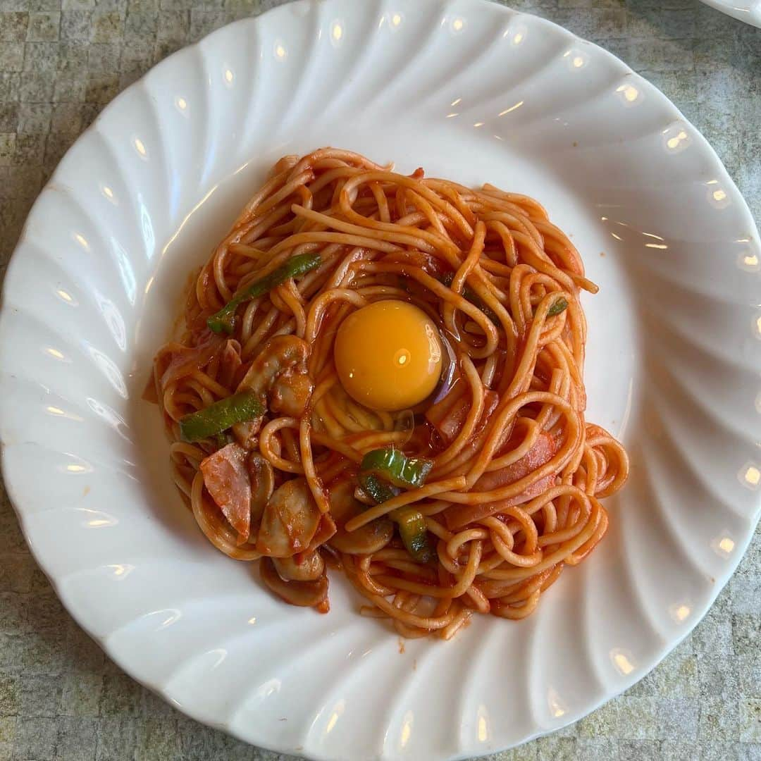 星野理沙のインスタグラム：「．  📍喫茶ロマン ナポリタン  ナポリタンってパサパサのイメージがあったんだけどここのナポリタンおいしすぎた！🍅 🥚がついてるナポリタンなんて初めてだったけど本当に美味しくてまた行きたいの気持ち！ 駅降りてすぐにところにあるので、高田馬場でイベントある時是非です🍝  #喫茶ロマン #ナポリタン #高田馬場カフェ #早稲田カフェ #レトロカフェ #カフェ活」