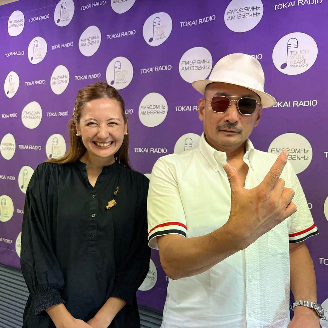 クレイジーケンバンド【公式】のインスタグラム：「キャンペーンで名古屋に来ております。 TOKAI RADIO「bre:eze」に生出演させていただきました。 イレーネさんありがとうございました。 また呼んでください！  byスタッフ  #クレイジーケンバンド #crazykenband #横山剣 #イレーネ #ブリーズ929 #tokairadio」