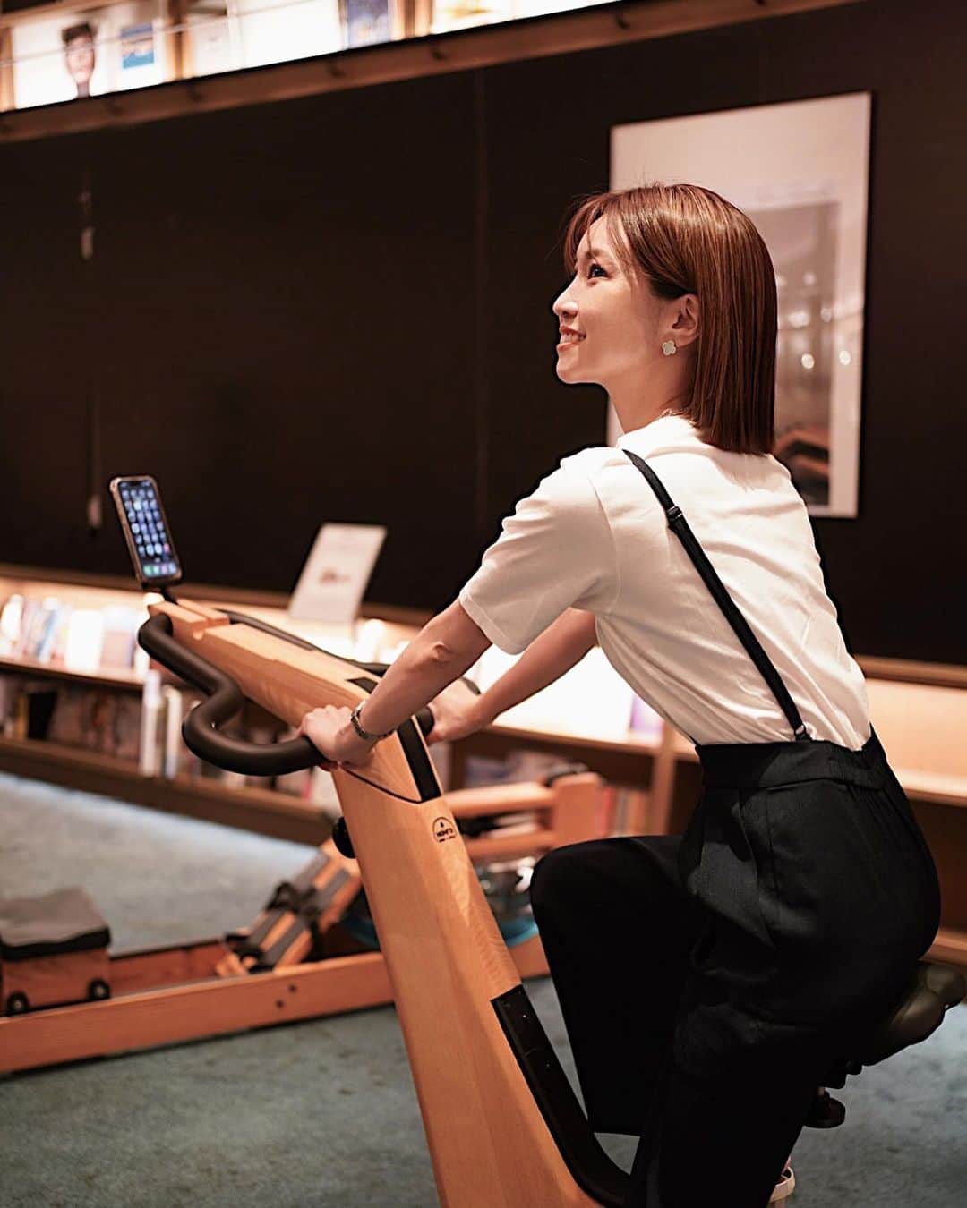 喜田彩子のインスタグラム：「⁡ ⁡ 日本国内で本格発売とサブスクリプションがスタートした 『Water Rower｜NOHrD』が体験できる 期間限定ポップアップへ行ってきたよ〜！✨ @waterrower.nohrd.home.jp  ⁡ ⁡ エクササイズマシンや器具って なかなか生活空間に馴染まないものが多いですが 『Water Rower｜NOHrD』はコンパクトで 暮らしに溶け込みやすい木目調デザインで素敵🧡🤎 ⁡ ⁡ 電気は一切使わず “ウォーターローワー”や“バランスボード”は 水の負荷で鍛えられて、量で負荷が変わるので 自分のスタイルに合わせて鍛えられるんだって！ 水の音が心地よくてとっても癒されるの🩵 ⁡ ⁡ 私はフィットネスバイクに乗ってみたよ🚲💕 前に携帯置きもあって快適〜。 ⁡ 見た目の美しさと高い機能性をあわせ持ち シンプルなデザインでこれならお家でも 心地よく運動出来そう！！！ ⁡ ⁡ #nohrd #waterrower #pr #ワールドプラス #popup #運動 #スポーツ #sports」