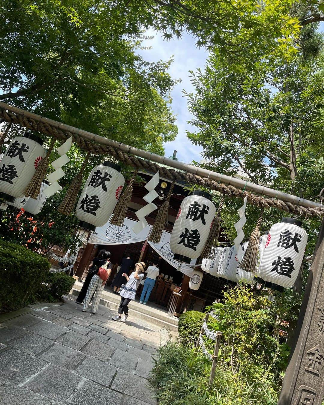 植田麻友美さんのインスタグラム写真 - (植田麻友美Instagram)「大阪の神社第2弾⛩  堀越神社⛩  「堀越さんは一生に一度の願いを叶えてくれる神さん」  っていう言い伝えがある神社⛩  ひと夢祈願と呼ばれてる祈祷をすることによってご利益が得られると言われております🍀*゜  私は今回は祈祷はしなかったけど  境内にある御神木からたくさんパワーを頂きました🙏♡  気力が落ちた  疲れた  って時に御神木からパワーを貰うといいみたい🤭  神職さん達も優しくて凄く幸せな時間でした🤭  次はひと夢祈願したいと思います❤️   #堀越神社  #堀越神社一生に一度の願いごと   #ひと夢祈願   #神社巡り」9月14日 16時39分 - ue_mayutaro