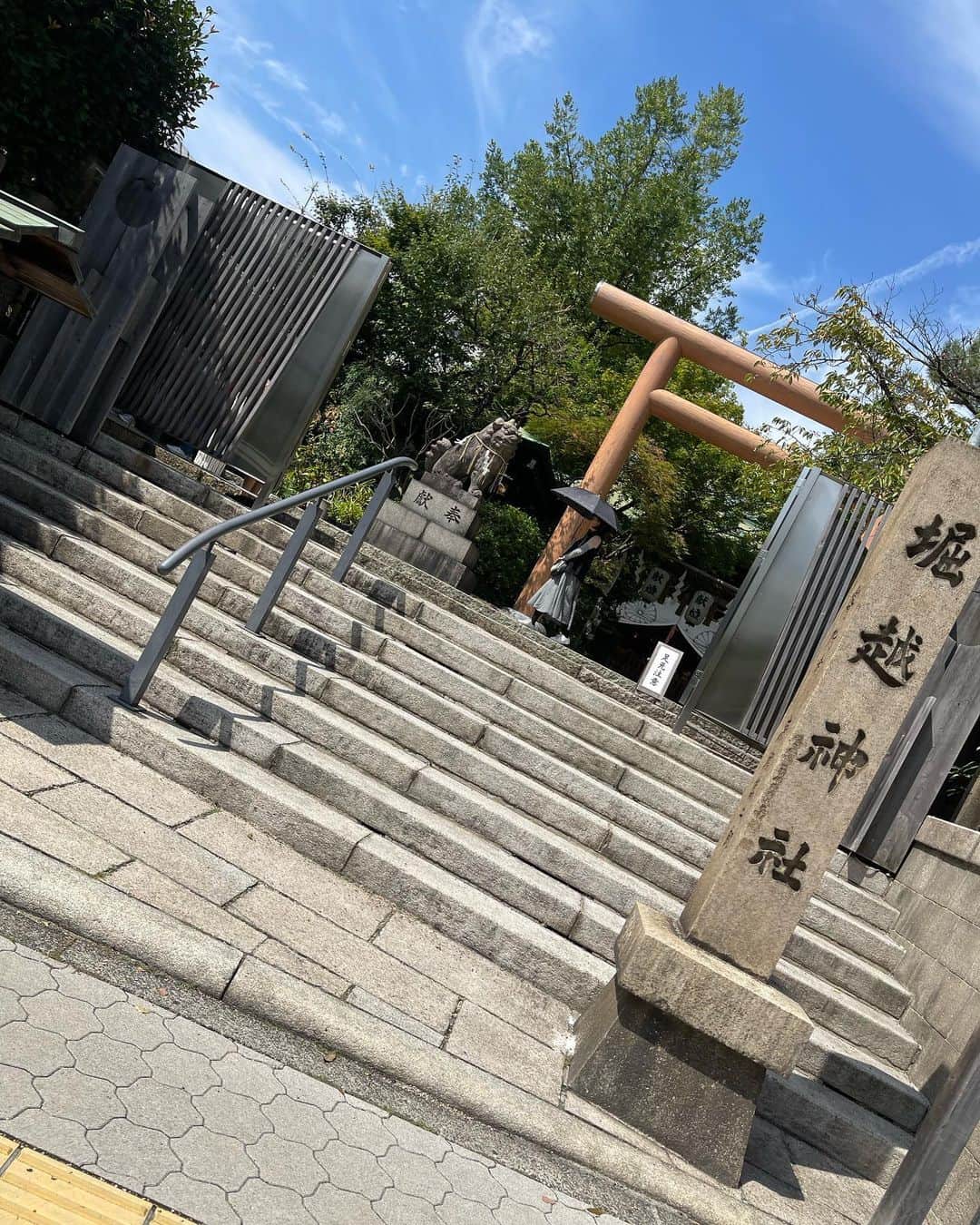 植田麻友美のインスタグラム：「大阪の神社第2弾⛩  堀越神社⛩  「堀越さんは一生に一度の願いを叶えてくれる神さん」  っていう言い伝えがある神社⛩  ひと夢祈願と呼ばれてる祈祷をすることによってご利益が得られると言われております🍀*゜  私は今回は祈祷はしなかったけど  境内にある御神木からたくさんパワーを頂きました🙏♡  気力が落ちた  疲れた  って時に御神木からパワーを貰うといいみたい🤭  神職さん達も優しくて凄く幸せな時間でした🤭  次はひと夢祈願したいと思います❤️   #堀越神社  #堀越神社一生に一度の願いごと   #ひと夢祈願   #神社巡り」