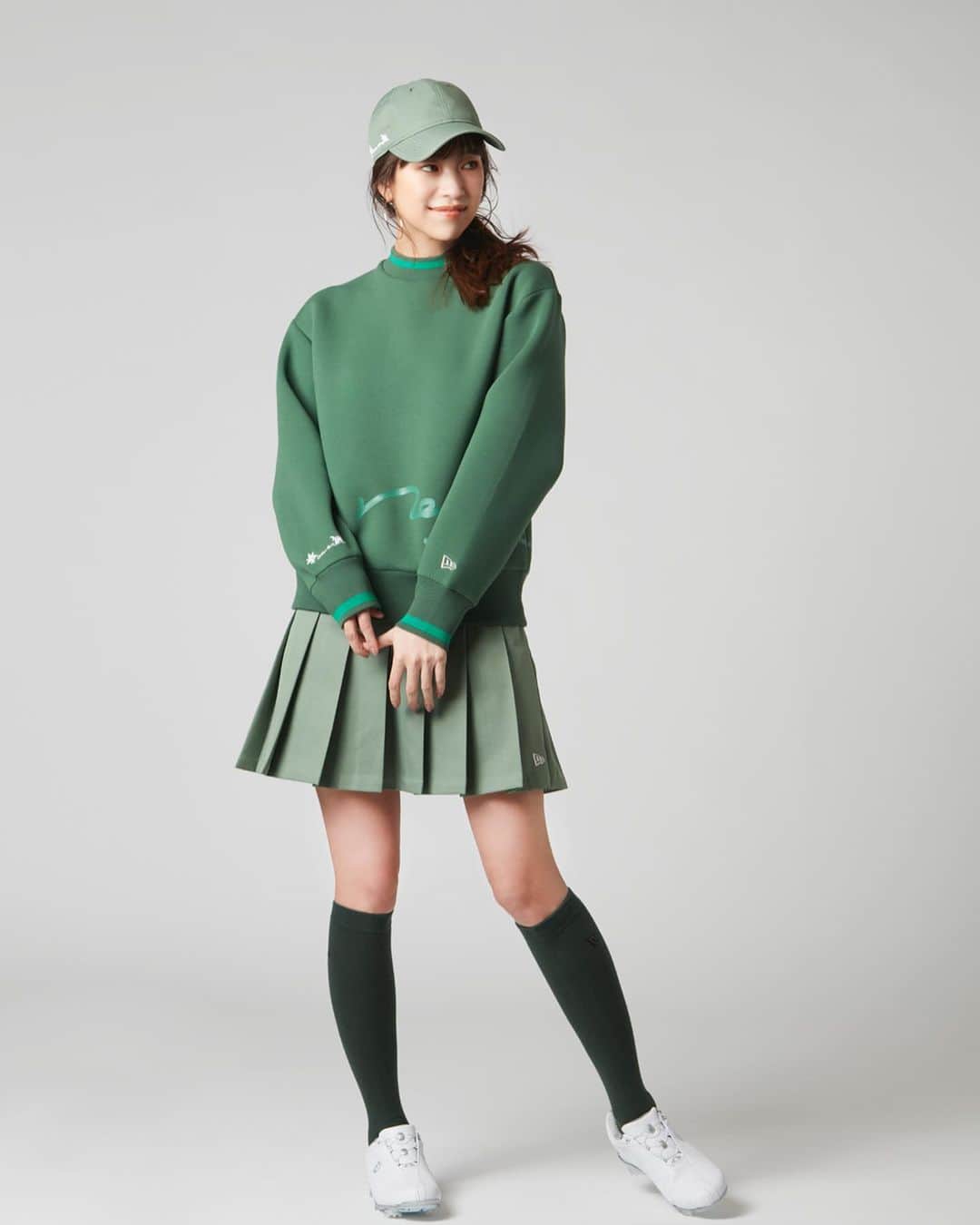 紺野ゆりのインスタグラム：「⛳️ 【NEWERA GOLF✖️YURI KONNO】🏌️‍♀️🩷  23AWもデザインさせて頂きました！ もう発売開始してます😊 とっても可愛い仕上がりになったのでぜひたくさんの方に着てもらえたら嬉しいです☆  サイズはS.M.L展開で、 私は上下共にMサイズ着てます(^-^)  #neweragolf  #yurigolf🦋   #ゆりコラボ #ニューエラゴルフ #紺野ゆり」