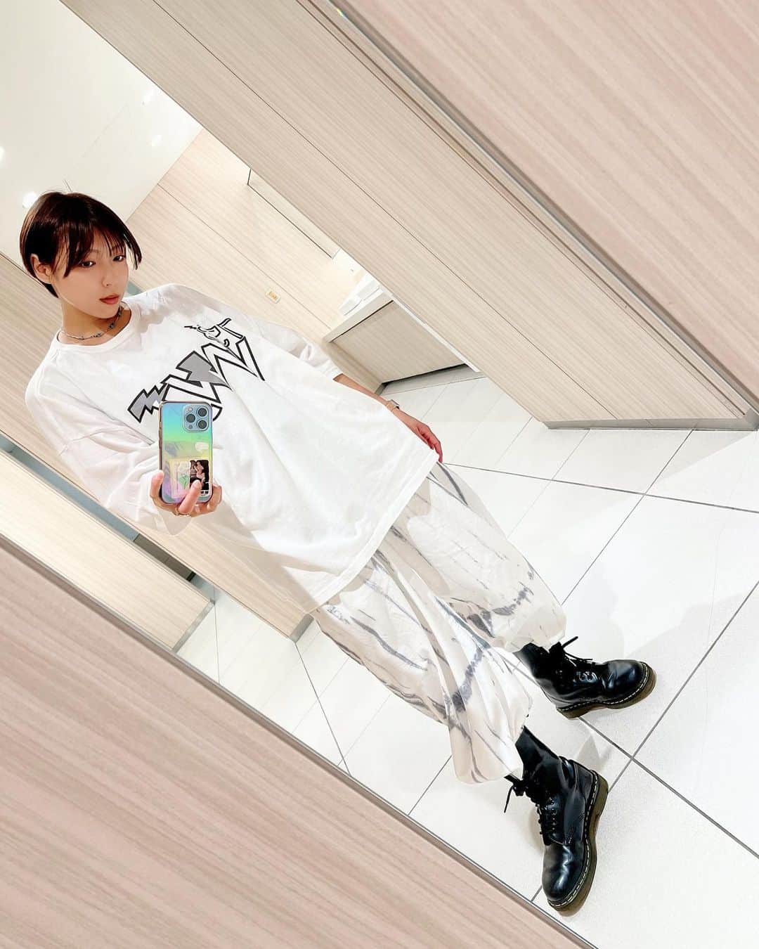 のインスタグラム：「♡ . . 名古屋コーデ . . 名古屋のイベントで貰ったTシャツと 大須の古着屋で買ったパンツ . . . . . あ、髪切りました。どうかな？？🥺 . . . . . #gravure #model #インスタグラビア #グラドル #グラビア #Bikini #japanesegirl #portrait #撮影 #麻倉まりな #令和のハミ乳クイーン」