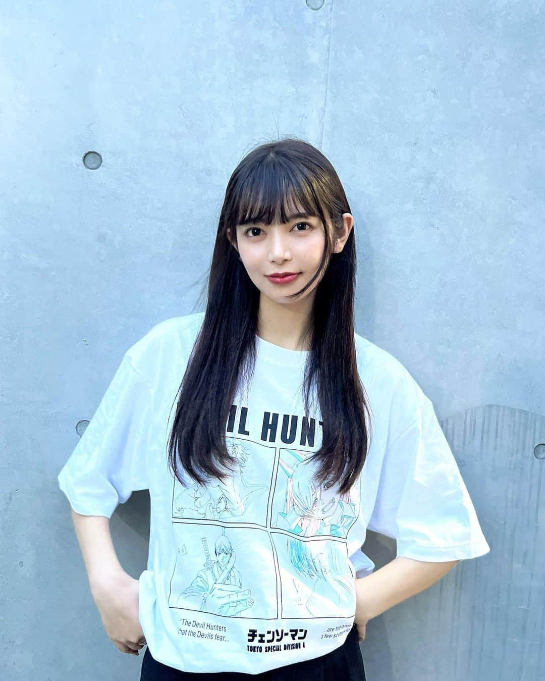 あやてん（島田彩加）のインスタグラム：「💇🏻‍♀️  カラーとトリートメントしてもらいました✂️✨  しばらくは暗髪ロングで生きていこうと思う私です  @yukke.hair さんありがとうございました😆🙏  @yukke.hair さんはマンチェスターシティサポなのでいつもサッカーの話いっぱいさせてもらえて楽しいの！⚽️  7月には縮毛矯正もお願いしたのですが、めちゃナチュラルに髪の毛綺麗になって広がりも収まってありがたすぎた🥲  4枚目が縮毛矯正してもらった時の✨  サッカー好きさんもそうじゃないひとも行ってみてね〜  この夏まじ漫画Tシャツばっか着てた  秋冬は自社のお洋服をたくさん展開しておしゃれな服をちゃんと着ようとおもいます」