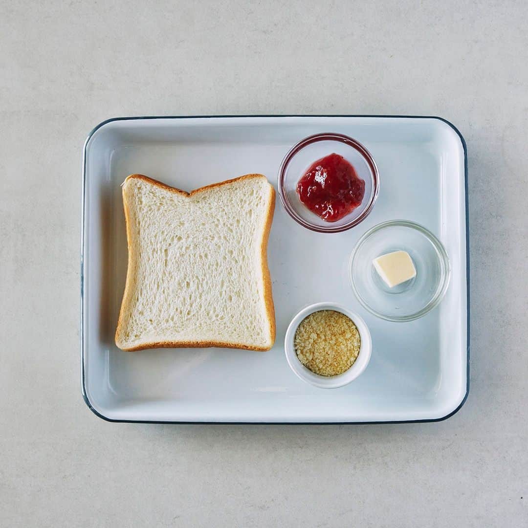 北欧、暮らしの道具店さんのインスタグラム写真 - (北欧、暮らしの道具店Instagram)「長谷川あかりさんに教わる、 甘じょっぱいがクセになる！ 「いちごジャムと粉チーズのトースト」 . - - - - - - - - - - - -  1日の始まりに。 手軽でおいしく、栄養も◎な 朝ごはんのレパートリーを増やせたら。 そこで、料理家の長谷川あかりさんに おすすめのレシピを教えてもらいました。  必須なのが「パルメザンチーズ」。 出番はパスタにちょいかけするだけのイメージ でしたが、献立の助っ人として、 使い所が満載なんです。  今回は長谷川さんイチオシの朝食レシピ。 いつものジャムトーストに、 パルメザンチーズを足すことで、 ありそうでなかった味わいに。 パルメザンチーズは 実はカルシウムも豊富！ 手軽にプラスできるのも嬉しいですよね。 . - - - - - - - - - - - - - - - - - - - - - - - 「いちごジャムと粉チーズのトースト」 - - - - - - - - - - - - - - - - - - - - - - -  【材料（1人分）】 食パン…1枚 バター…5g Aいちごジャム…20g Aクラフト パルメザンチーズ…10g   【作り方】 ①食パンはトーストし、バターを塗っておく。 ②Aを混ぜ合わせ、 バターを塗った食パンに塗れば完成。 . - - - - - - - - - - - - - - - - - - - - - - - 長谷川さん 「いちごジャムに、 パルメザンチーズを混ぜ合わせるだけ。 いつものジャムトーストが、 ひと手間未満ですっごくおいしく変わるんです。 私はこの時、飲み物は牛乳！って決めています。 ジャムはいちごがベストですが、 ベリー系なら他でも◎。 つぶつぶとしたスプレッドを塗る感覚で 楽しんでくださいね」 . - - - - - - - - - - - - - - - - - - - - - - - ［sponsored by 森永乳業］  Kraftはライセンス契約により使用許諾されたKraft Foodsの商標です。  #パルメザンチーズ#kraft#森永乳業#クラフトパルメザンチーズ#クラフト100パーセントパルメザンチーズ#粉チーズ#チーズレシピ#チーズ#レシピ#いちごジャム#朝ごはん#朝ごパン#モーニング#トースト#トーストレシピ#簡単レシピ#トーストアレンジ#長谷川あかり さん#料理#日々#暮らしを楽しむ#日々の暮らし#北欧#暮らし#北欧暮らしの道具店」9月14日 17時02分 - hokuoh_kurashi