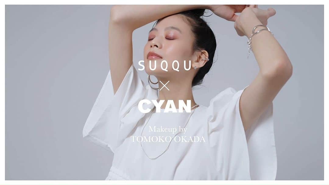 SUQQU公式Instgramアカウントのインスタグラム：「Created for all people who want to actively enjoy beauty for themselves and continually strive to evolve aesthetics. Hair and makeup artist Tomoko Okada has used the SUQQU 20th ANNIVERSARY COLLECTION to create two different looks with makeup that accentuates a noble glow in the skin.  20th ANNIVERSARY EYE & BLUSH COMPACT 102 -YUMESAKIKOU　[Limited color] 20th ANNIVERSARY FACE COMPACT 102 -BENITSUYA　[Limited color] MOISTURE RICH LIPSTICK 129 -TSUBAKIKOROMO [limited color in 20th ANNIVERSARY LIP KIT] THE FOUNDATION THE LOOSE POWDER  自分のために、能動的に美を愉しみ、美を進化させ続けるすべての人へ。 SUQQU 20th ANNIVERSARY COLLECTIONを使い、ヘア＆メイクアップアーティストの岡田 知子さんが端正な艶肌を引き立てる2パターンのメイクルックを提案。  20th アニバーサリー アイ ＆ ブラッシュ コンパクト 102 夢咲光 -YUMESAKIKOU [限定色] 20th アニバーサリー フェイス コンパクト 102 紅艶 -BENITSUYA[限定色] モイスチャー リッチ リップスティック 129 椿衣 -TSUBAKIKOROMO[20th アニバーサリー リップ キット内 限定色] ザ ファンデーション ザ ルース パウダー  #SUQQU #スック #jbeauty #cosmetics #SUQQU20th #SUQQUcolormakeup #フェイスコンパクト #アイ＆ブラッシュコンパクト #SUQQU20thAnniversary」