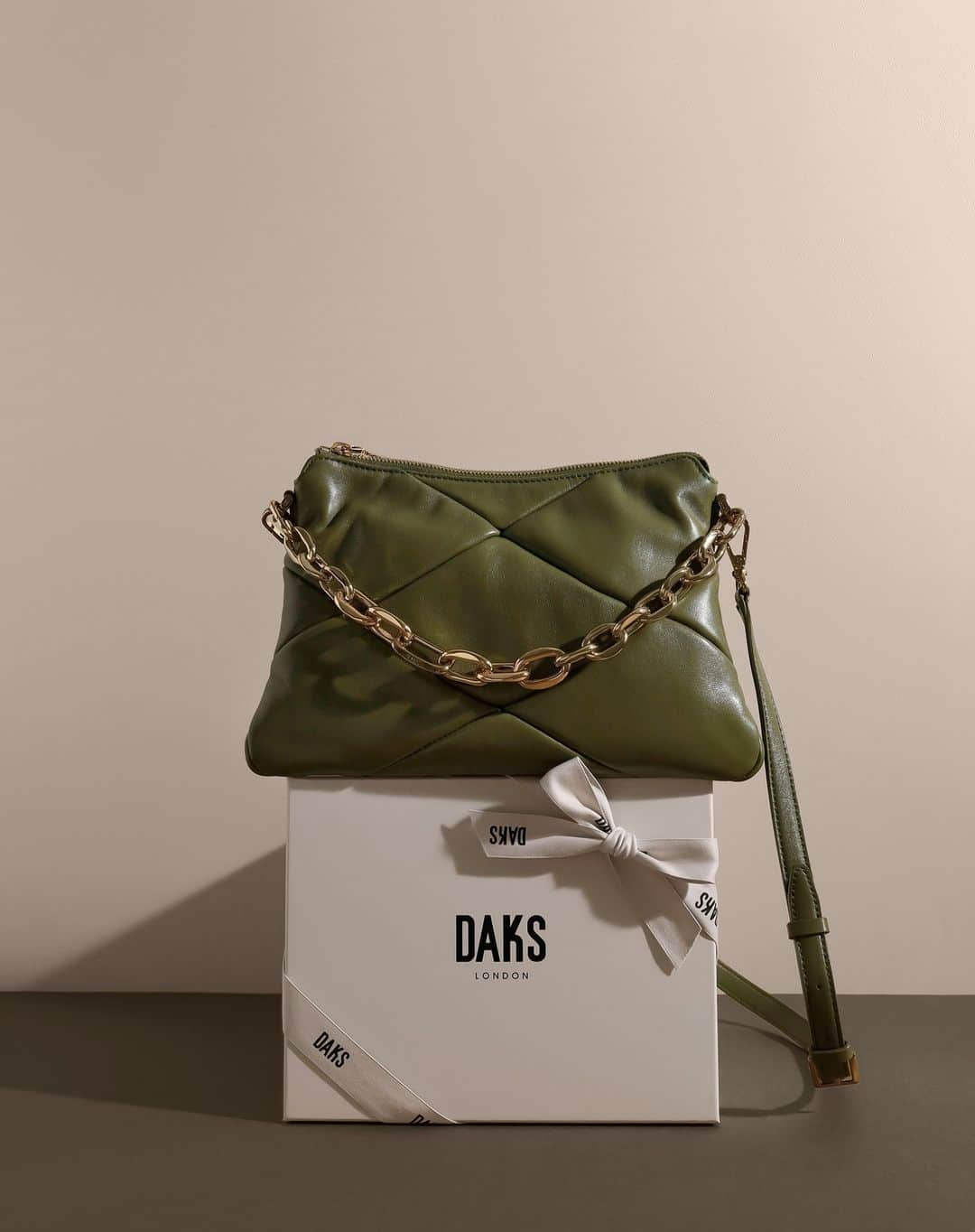 DAKS Koreaさんのインスタグラム写真 - (DAKS KoreaInstagram)「HAPPY DAKS GIFT!  다가오는 추석, #닥스액세서리 가 제안하는 아이템으로 따뜻한 사랑과 감사의 마음을 전해보세요! #추석선물 도 역시 닥스!  @dakskorea_accessories  #닥스 #닥스선물 #닥스가방 #추석선물 #해피닥스기프트」9月14日 17時01分 - dakskorea_accessories