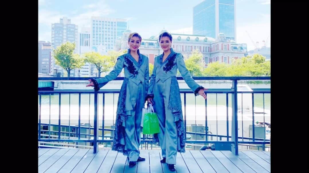 のインスタグラム：「なるあやランチクルーズライブ🚢💕  昨年を遥かに上回る大盛況となりました🙏✨  ご参加くださいました皆様、 関係各位の皆様、 応援くださいました皆様、 ありがとうございました😊🙏💕  本番映像はアレなのでメイキング的な🤗  ボサボサからのー、色々ごめんなさい💦   #鳴海じゅん  #綺華れい #なるあや  #なるあやクルーズライブ #宝塚歌劇団 #宝塚OG #星組  #宝塚受験  #オンラインレッスン  #オーラレッスン  #Shining☆Stars  #シャイニングスターズ」