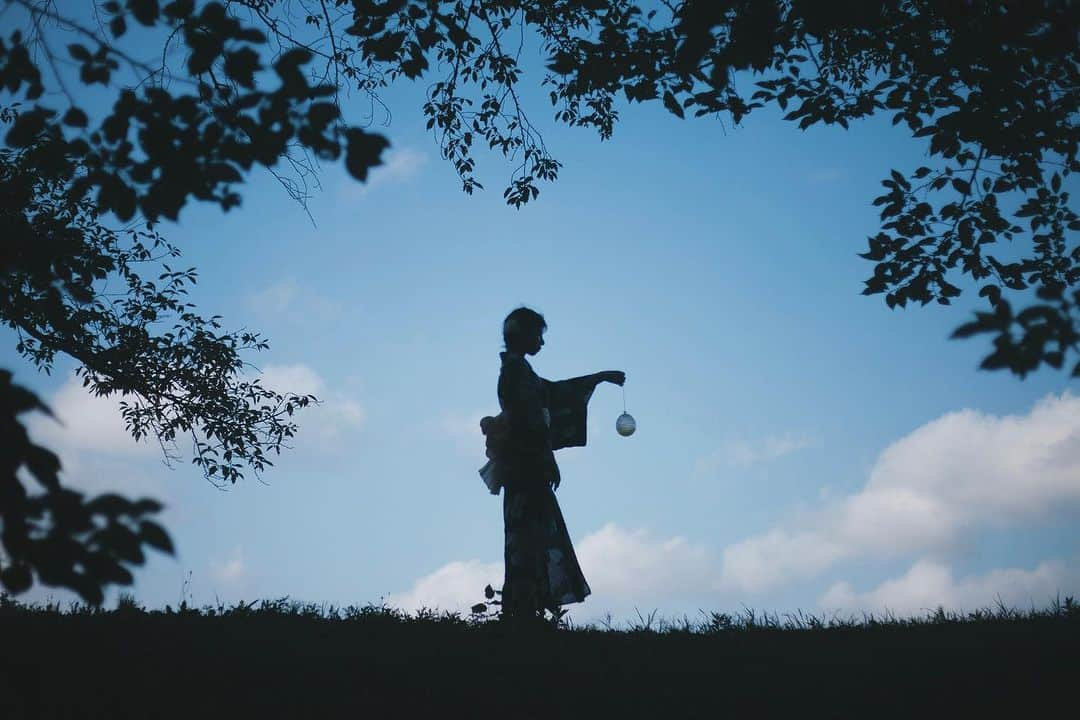 花澤杏華のインスタグラム：「横顔 夏はだいたい引きこもりがちなのに、今年はたくさん外に出たような気がするよ　みんなとのなつのおもいで　撮らせてくれてありがとう」