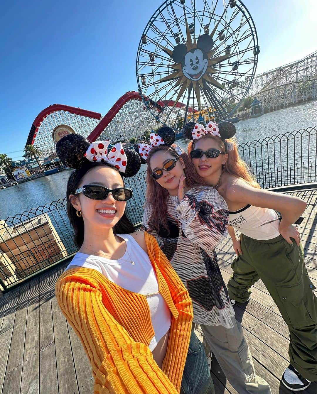 とうあさんのインスタグラム写真 - (とうあInstagram)「一生に1回は行ってみたかったカリフォルニアディズニー🐭🏰 大好きな友達と行けたよ💕  BGのカーゴパンツは 履き心地、シルエットが完璧なの🥹 布の量沢山使ったたまり具合が 最高にかわいい💕 4色展開だからチェックしてみてね✅」9月14日 16時56分 - ___2toua2___