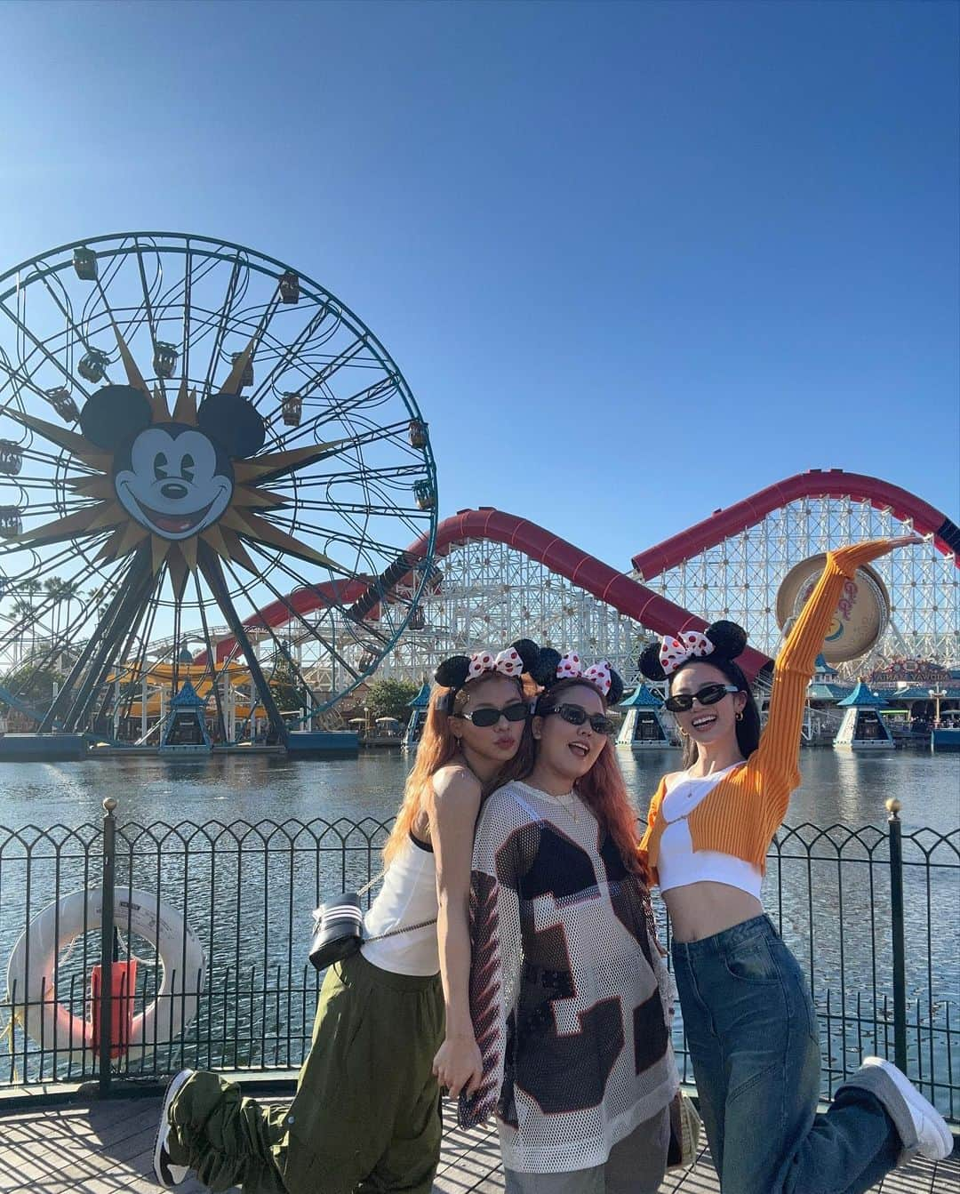 とうあさんのインスタグラム写真 - (とうあInstagram)「一生に1回は行ってみたかったカリフォルニアディズニー🐭🏰 大好きな友達と行けたよ💕  BGのカーゴパンツは 履き心地、シルエットが完璧なの🥹 布の量沢山使ったたまり具合が 最高にかわいい💕 4色展開だからチェックしてみてね✅」9月14日 16時56分 - ___2toua2___