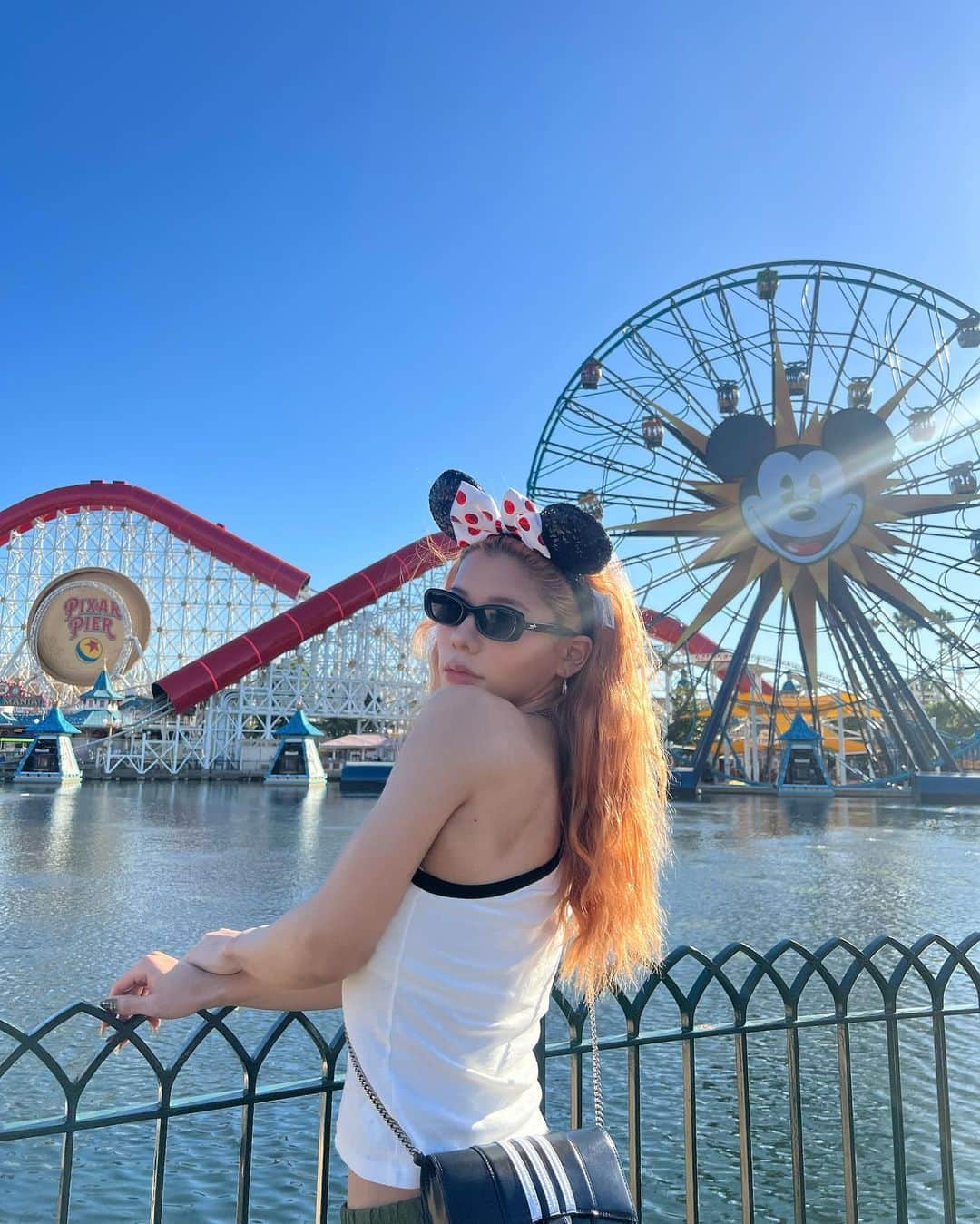 とうあのインスタグラム：「一生に1回は行ってみたかったカリフォルニアディズニー🐭🏰 大好きな友達と行けたよ💕  BGのカーゴパンツは 履き心地、シルエットが完璧なの🥹 布の量沢山使ったたまり具合が 最高にかわいい💕 4色展開だからチェックしてみてね✅」