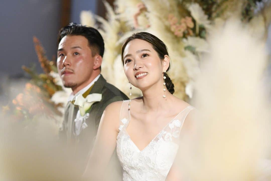 17人をフォロー中 【結婚式場】ラヴィマーナ神戸ウエディングのインスタグラム：「・  サプライズムービーを見ている新婦様の素敵なご表情のワンシーン✨  #ラヴィマーナ神戸 #プレ花嫁 #結婚準備 #結婚式準備 #神戸結婚式場 #大阪結婚式場 #式場探し #カップルレポート #リゾートウェディング #オリジナルウェディング #ナチュラルウェディング #ガーデンウェディング #ロケーションフォト #前撮り #フォトウェディング #海が見えるチャペル #海が見える結婚式場 #エスクリ花嫁 #ravimanakobe #ravimana#wedding #marry #resort #resortwedding #届かない想いはない #dlw#ラグナプリエ#lagunaprie」