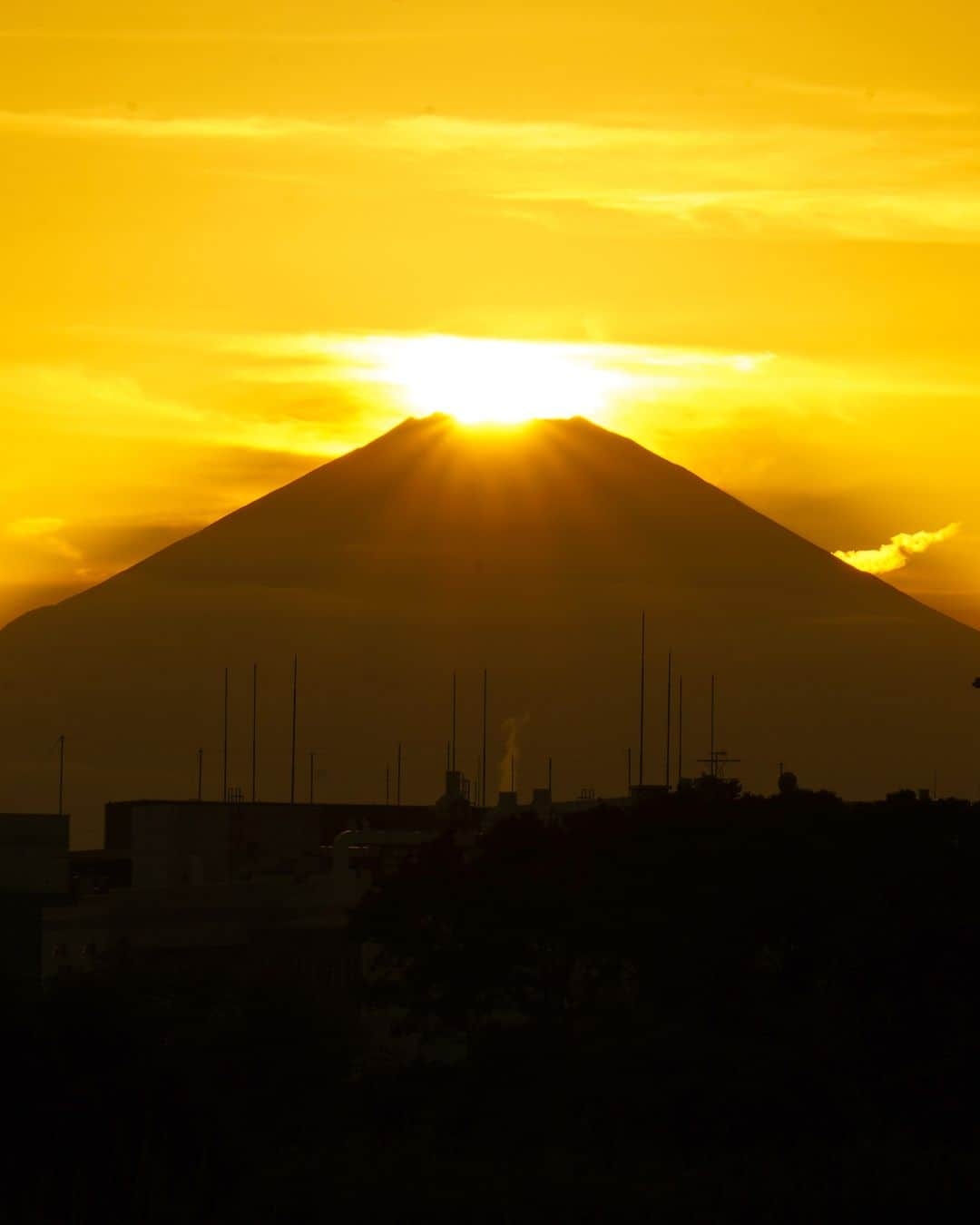 平塚市のインスタグラム：「やっとオレンジ色に輝く“ダイヤモンド富士”が撮れました🌅今年はなかなか天候に恵まれず撮れる機会がありませんでしたが、昨日（9月13日）に相模川の対岸にある「須賀夕映え公園」の近くの土手で撮影できました📷 川の向こうにも平塚市があるのですよ❗️昔須賀地区の人が開発した土地ということで、平塚市になっているそうです💡  平塚市では春と秋の２回、日没の時間帯に太陽が富士山の山頂に沈むダイヤモンド富士が観測できます。 ◆花菜ガーデン　9月16日(土)　17時26分頃～ ◆金目観音　9月16日(土)　17時26分頃～ ◆湘南銀河大橋　9月16日(土)　17時28分頃～  #手をつなぎたくなる街 #hiratsukagood #hiratsuka　#平塚 #kanagawaphotoclub #湘南　#shonan #富士山 #富士 #mtfuji　#fujiyama　#ダイヤモンド富士　#夕暮れ　#夕暮れの空 #夕焼け　#夕日　#夕方　#マジックアワー #ゆうやけこやけ部 #週末の過ごし方 #今日もお疲れ様でした #instagramjapan　#igersjp　#japanphoto」