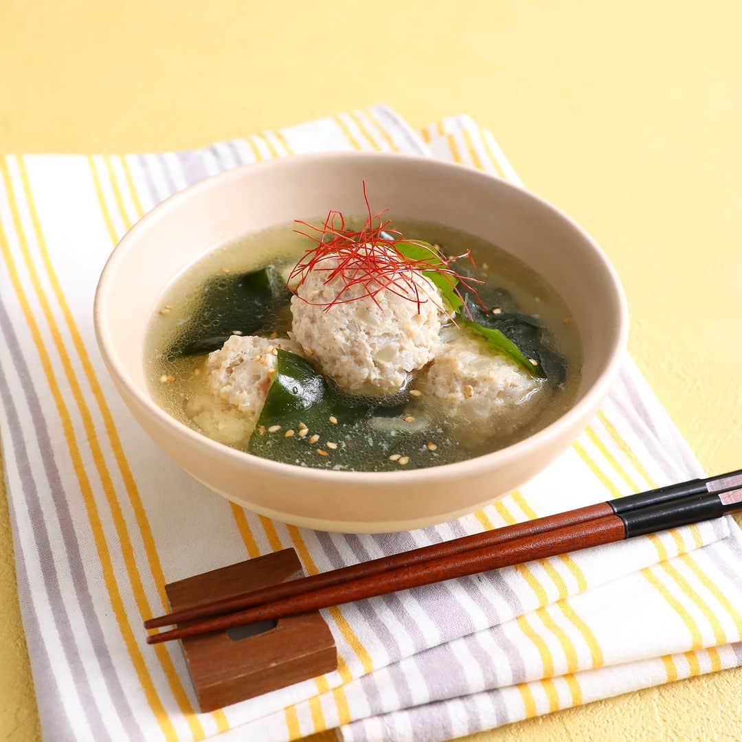 ABC Cooking Studioのインスタグラム：「_ \ABCパートナーアイテムを使ったレシピをご紹介/  鶏団子の韓国わかめスープ  鶏団子とたっぷりのリケン ふえるわかめちゃんを加えた食べ応えのあるおかずスープです。ごま油と糸唐辛子で韓国風に仕上げます。  ＜材料 2人分＞ 鶏挽き肉・・・160g  [a] 玉ねぎ（みじん切り）・・・140g [a] 片栗粉・・・小さじ1 [a] 塩・・・小さじ1/4  水・・・500cc 鶏がらスープの素・・・小さじ2  わかめ（乾燥）（リケン ふえるわかめちゃん）・・・2g 塩・・・少々 黒こしょう・・・少々  ごま油・・・小さじ1  白炒りごま・・・適量 糸唐辛子・・・適量  ＜作り方＞ 1.鶏挽き肉にaを入れ、ねばりが出るまで混ぜる。 2.鍋に水・鶏がらスープの素を入れて加熱し、沸騰させる。 3.1をひと口大に丸め、2に加える。再び沸騰したらフタをし、煮る（中火3分～）。 4.わかめを加えて加熱し、塩・黒こしょうで味をととのえる。火を止め、ごま油を加え、混ぜる。 5.器に盛り付け、白炒りごまをふり、糸唐辛子を飾る。  ＜調理上のポイント＞ ・鶏団子はねばりが出るまでよく混ぜることで、柔らかく、形が崩れにくくなります。鍋に入れる際はスプーンで丸くすくって落とすとよいでしょう。  sponsored by：理研ビタミン株式会社  ABC Cooking Studioでは「食」でおうち時間を応援するコンテンツをたくさんご紹介しています！詳細はプロフィールから↓ @abccookingofficial  #abcクッキング #abcクッキングスタジオ #料理教室 #体験レッスン #料理好きな人と繋がりたい #料理上手になりたい #料理教室 #わかめスープ #鶏団子スープ #食物繊維 #韓国料理 #韓国スープ」