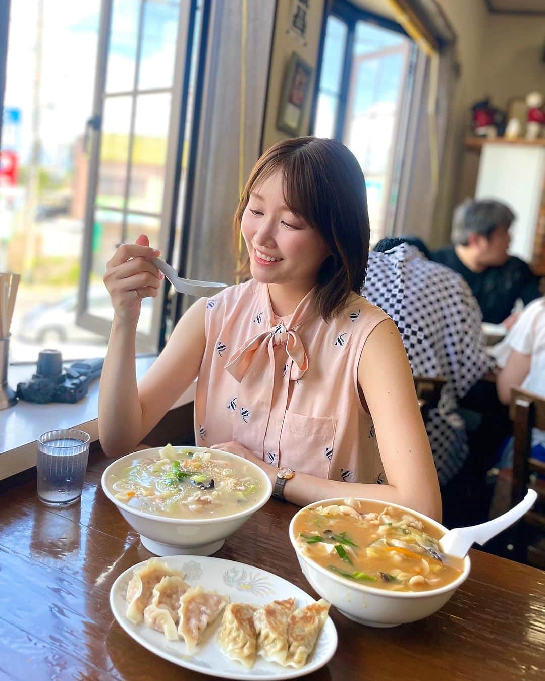 浦野一美のインスタグラム：「#🍜   秋田の人気店 ラーメンショップ チャイナタウン🍥🍜  ここはちゃんぽんが有名という事で お昼に行ってみました ✌︎⸝⸝⸝  まさかのエアコンが故障していて、 暑い中で熱々のちゃんぽん！笑  定員さんが1番キツイはずなのに 元気に接客してくださいました🥹🤍✨️  ちゃんぽんがとっても美味しくて マイラブさんからは、 いつもより多く食べてるねꕀ⋆ᵕ̈* って驚かれました笑⃝  私達はすんなり入店できましたが、 食べ始めて少し経つと行列が( Ꙭ )!!!  かなりの人気店なんですね✧︎ 美味しかったなᵕ̈*  ⋆┈┈┈┈┈┈┈┈┈┈┈┈┈┈┈⋆ 📍ラーメンショップ チャイナタウン 𖤣𖠿𖤣 JR秋田駅より車で約10分 ⌚︎営業時間 [火～金]11:00～15:00 17:00～21:00 [土・日・祝]11:00～15:00 17:00～21:00 ○定休日 月曜日(祝日の場合は営業) \\オススメ// 味噌ちゃんぽん ⋆┈┈┈┈┈┈┈┈┈┈┈┈┈┈┈⋆  #秋田 #akita #マタニティー #マタニティーライフ #マタニティ  #ランチ #マタ旅 #秋田旅行 #秋田県 #チャイナタウン #ラーメン #ちゃんぽん #ベイビームーン」