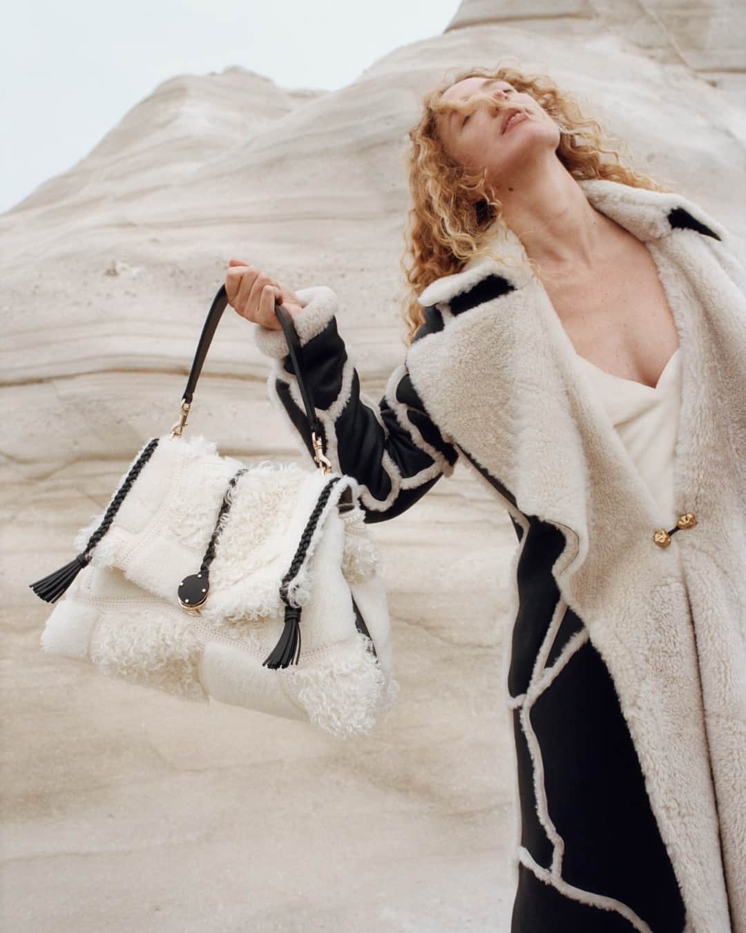 Chloéさんのインスタグラム写真 - (ChloéInstagram)「@raquel_zimmermann in the sumptuous textures of the new season, both her long coat with golden nugget buttons and snow-white Penelope bag are crafted from a patchwork of soft shearling.  #ChloeAW23  Creative director: @gabrielahearst Art director: #PeterMiles Photographer: @zoeghertner Stylist: #CamillaNickerson」9月14日 17時00分 - chloe