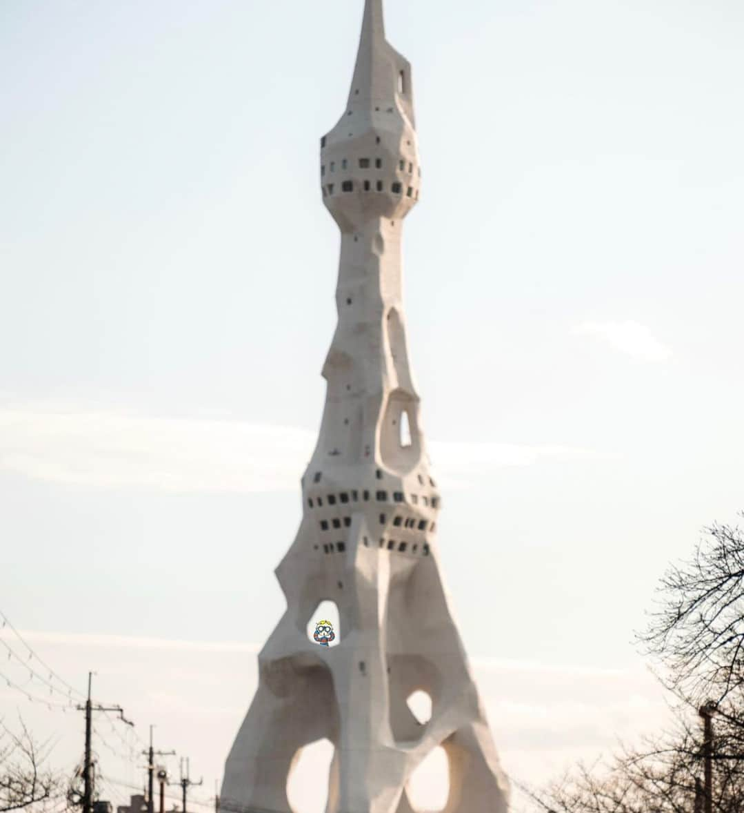 Osaka Bob（大阪観光局公式キャラクター）のインスタグラム：「This uniquely shaped tower, standing at a towering height of 180 meters, was built to pray for peace. 🗼  Its striking appearance is quite impressive 😲. Tondabayashi offers delicious food, historic attractions, and a tranquil atmosphere to enjoy 🍽️🏰.  平和を祈って建てられたこの特異な形をした塔は180mもあるんやで🗼強烈なビジュアルや😲 富田林は美味しい食事、歴史的な名所、のどかな雰囲気が楽しめるで🍽️🏰  —————————————————————  #maido #withOsakaBob #OSAKA #osakatrip #japan #nihon #OsakaJapan #大坂 #오사카 #大阪 #Оsака #Осака #โอซาก้า #大阪観光 #sightseeing #Osakatravel #Osakajepang #traveljepang #osakatravel #osakatrip #富田林」