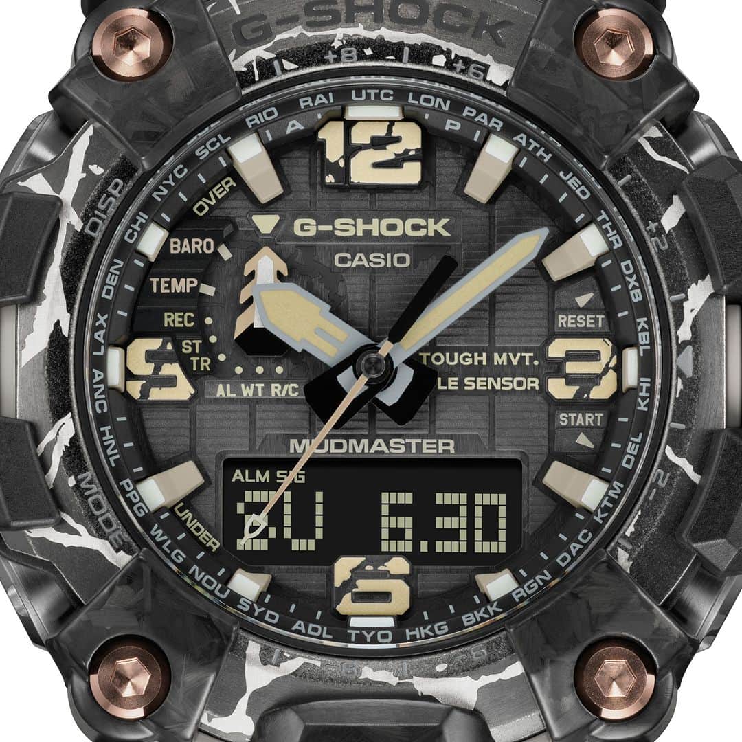 のインスタグラム：「MUDMASTER Cracked Pattern  瓦礫や土砂が山積・散乱するようなハードな環境での使用を想定したMASTER OF G「MUDMASTER」シリーズから、過酷な自然環境をモチーフにしたクラックドパターンをデザインに落とし込んだNewモデルが登場。  ベゼルにはブラックIPを施し、エッチングやレーザー剥離を駆使することでひび割れを表現。バンドには熱処理により凹凸をつけ、立体的にクラックドパターンを描いています。  Take on the toughest terrain with the G-SHOCK MUDMASTER, designed to handle the harshest, roughest places on earth. The GWG-2000CR feature a bold cracked pattern inspired by the demanding ground it helps you cover.   Ion plated in black, then laser engraved and subjected to an aging process, the bezel evokes mud-crack formations. The cracked pattern on the band is achieved with heat treatment to create a textured surface with extra depth and dimension.  GWG-2000CR-1AJF  #g_shock #masterofg #mudmaster #gwg2000 #watchoftheday #腕時計 #腕時計魂 #腕時計くら部 #今日の腕時計 #腕時計コーデ」