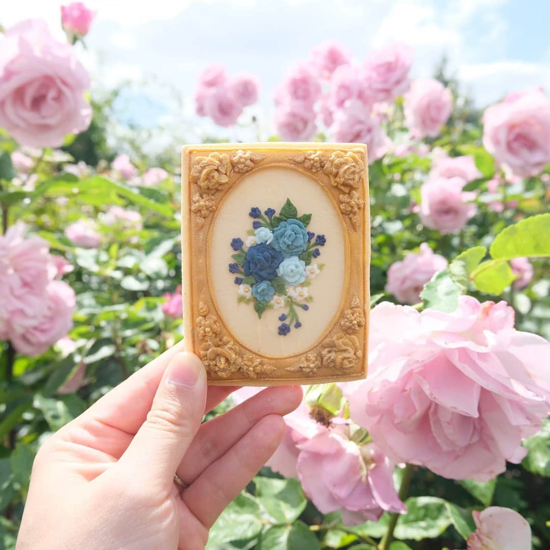 KUNIKAさんのインスタグラム写真 - (KUNIKAInstagram)「Blue roses picture cookie in the rose garden💙🩵🤍  お花と一緒シリーズ最後の1枚🌸  #artofkunika」9月14日 17時02分 - _kunika_