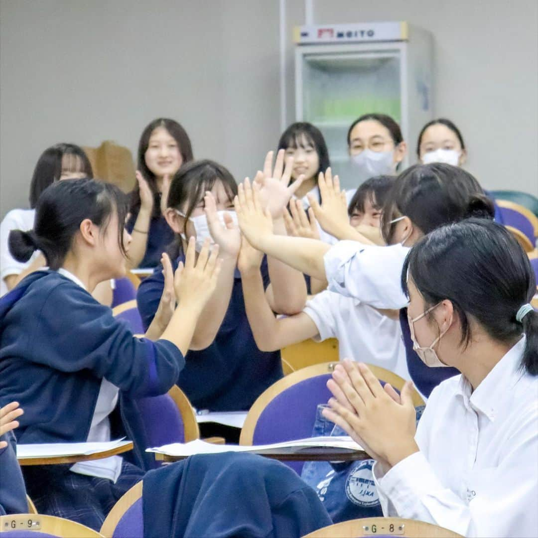 オイシックスさんのインスタグラム写真 - (オイシックスInstagram)「【Oisix × 次世代 "これからの食" 学び場プロジェクト】  昨年に引き続き開講した青稜中学校(所在地:東京都品川区)の SDGsゼミナールでの特別授業♪  先日9/11(月)に第2回授業を迎え、 年間130トンに及ぶ「海のフードロス」になっている 規格外の穴あきわかめと白えびの殻を使用した アップサイクル「丼」メニューコンテストを行いました🏆  特別審査員にはなんと！ 15年連続ミシュラン三ツ星を獲得のレストラン、 カンテサンスのオーナーシェフの岸田周三さんをお迎えしました。 学生ならではのアイデア、 魅力的なプレゼンテーションが続きコンテストは白熱🔥  接戦の末、学生と審査員による投票の結果、 「穴あきわかめの肉巻きスタミナ丼」と 「白えびの殻の出汁を使ったリゾット」がそれぞれ1位に選ばれました！✨  今回選ばれた優勝メニューはこの後メニュー化、 食品ロス削減月間の10月に品川区主催のイベントと品川区役所で販売予定です！  イベントや販売の詳細を是非お楽しみに！  #oisix #オイシックス #青稜中学校 #アップサイクル #upcycle #sdgs #フードロス #食品ロス #upcyclebyoisix #サステナブル #フードロスに新たな価値を #アップサイクルバイオイシックス #捨てないを始める #oisixのある生活 #ていねいな暮らし #サスティナブルな暮らし #食育 #サステナブルな暮らし」9月14日 17時05分 - oisix