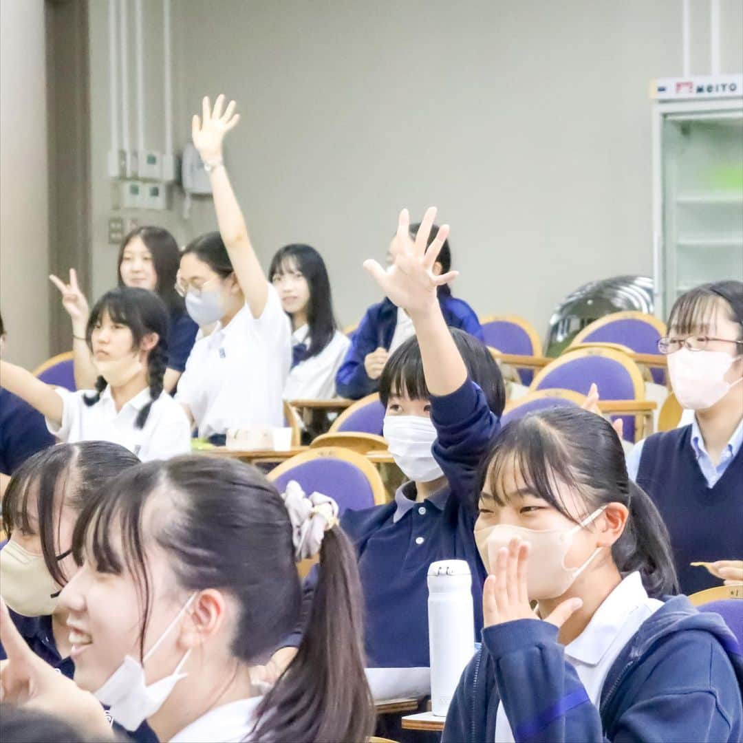 オイシックスさんのインスタグラム写真 - (オイシックスInstagram)「【Oisix × 次世代 "これからの食" 学び場プロジェクト】  昨年に引き続き開講した青稜中学校(所在地:東京都品川区)の SDGsゼミナールでの特別授業♪  先日9/11(月)に第2回授業を迎え、 年間130トンに及ぶ「海のフードロス」になっている 規格外の穴あきわかめと白えびの殻を使用した アップサイクル「丼」メニューコンテストを行いました🏆  特別審査員にはなんと！ 15年連続ミシュラン三ツ星を獲得のレストラン、 カンテサンスのオーナーシェフの岸田周三さんをお迎えしました。 学生ならではのアイデア、 魅力的なプレゼンテーションが続きコンテストは白熱🔥  接戦の末、学生と審査員による投票の結果、 「穴あきわかめの肉巻きスタミナ丼」と 「白えびの殻の出汁を使ったリゾット」がそれぞれ1位に選ばれました！✨  今回選ばれた優勝メニューはこの後メニュー化、 食品ロス削減月間の10月に品川区主催のイベントと品川区役所で販売予定です！  イベントや販売の詳細を是非お楽しみに！  #oisix #オイシックス #青稜中学校 #アップサイクル #upcycle #sdgs #フードロス #食品ロス #upcyclebyoisix #サステナブル #フードロスに新たな価値を #アップサイクルバイオイシックス #捨てないを始める #oisixのある生活 #ていねいな暮らし #サスティナブルな暮らし #食育 #サステナブルな暮らし」9月14日 17時05分 - oisix