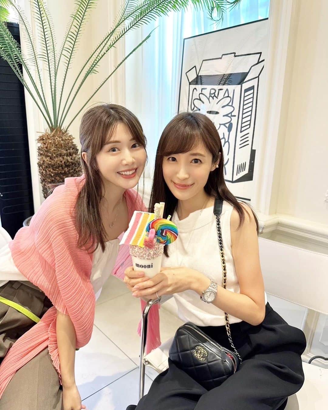 小林真由のインスタグラム：「☕️🍭 ⁡ 仕事合間に遊んでくれた @misato_ichiki ♡ 美里ちゃんのおかげで本当に楽しかった！みさとーん👦🏻👧🏻！と子供達が離れなくて疲れさせちゃったと思うけど🥲その間に呑気に私は食べちゃったり😮‍💨感謝でいっぱい。 ⁡ ⁡ 空港からそのままmooniで☕️して、tamburins→gentlemonster  一瞬で買いたいものを買い、そのまま焼肉🥢大変満足な初日でした♡ ⁡ ⁡ ⁡ #ファッション #コーデ #ママコーデ #女の子ママ #男の子ママ #ママライフ #コーディネート #４歳 #ま２歳 #ベビー #二人育児 #旅行 #子連れ旅行 #韓国旅行 #子連れ韓国 #korea #seoul #cafe #tamburins #gentlemonster」