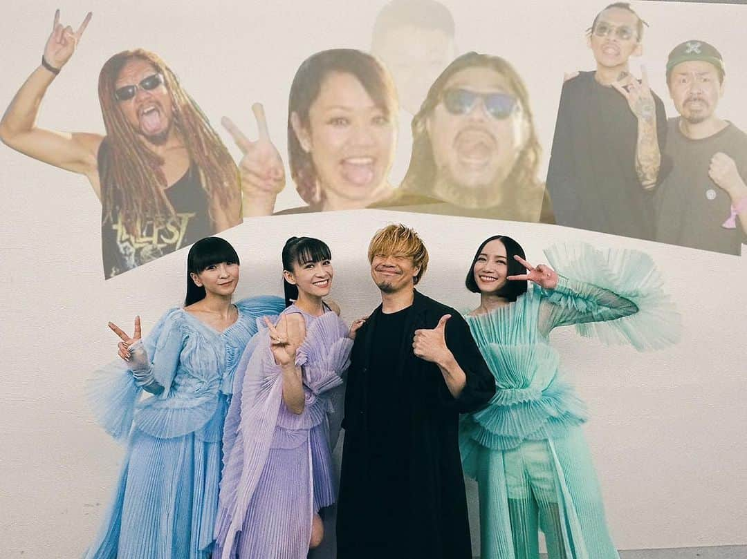 タクマ さんのインスタグラム写真 - (タクマ Instagram)「『写真物語』(最終会)  先日mステに出た時の事。リハーサルが終わった瞬間ひな壇で丁度僕の後ろに居た Perfumeに物申し「ちょ〜！このまえラブシャん時俺無しでホルモンと10-FEETと写真撮ったやろぉ〜！俺も撮りたかったのにぃ〜！なんやねんなぁ〜！」て拗ね気味に笑かしにいったら盛り上がって。一盛り上がりしてからリベンジ撮影しようという事になり、せっかくなんで撮ったらダイちゃんに送ってまた合成して貰おうという事になり、ダイちゃんにお願いしてみたら一つ返事で快諾。「おっけー、データ送ってー、どんな感じにしたいー？」ていうプロの雰囲気漂う返信　笑　マジでその日のうちにすぐ合成してくれました。「あの日10-FEETのナオキ誕生日で真ん中で撮ってたから今回はナオキを出来るだけ薄めにしといたわ。」て返信に添えてくれて笑い　笑　その時たまたま10-FEETメンバーみんなで移動してて3人でこの合成見てまた笑い　笑　その時の写真を添付します。「俺ほぼ消えとるやんけ！w」(ナオキ談) ダイちゃんありがとう。 Perfumeもありがとう。 「だったらウチらも今から撮ろうよー♪フォーウ♪」ぐらいの勢いでノリノリで撮ってくれましたんやけど Perfumeいつもほんまにハートがイケメンで優しいというか、めちゃハッピーなんよねー。ライブもそうやけどPerfumeはそこに集まる人みんなをいつもハッピーにします。めちゃくちゃ可愛くて歌って踊れて心はイケメンやしノリめちゃくちゃイイし優しいし。ほんま尊敬。ナイスガイの見本。10-FEETもそうなれる様に頑張ろや！京都の Perfumeて呼んでもらえる様に俺らも頑張っていきたいと思います。笑い大事。いつか"対バン"とか出来たらめちゃくちゃ面白いな。お互いに縁があったらそのうちまたやね♪次回はみんなで写真撮ろうなー！ていう。」9月14日 17時07分 - takumamitamura