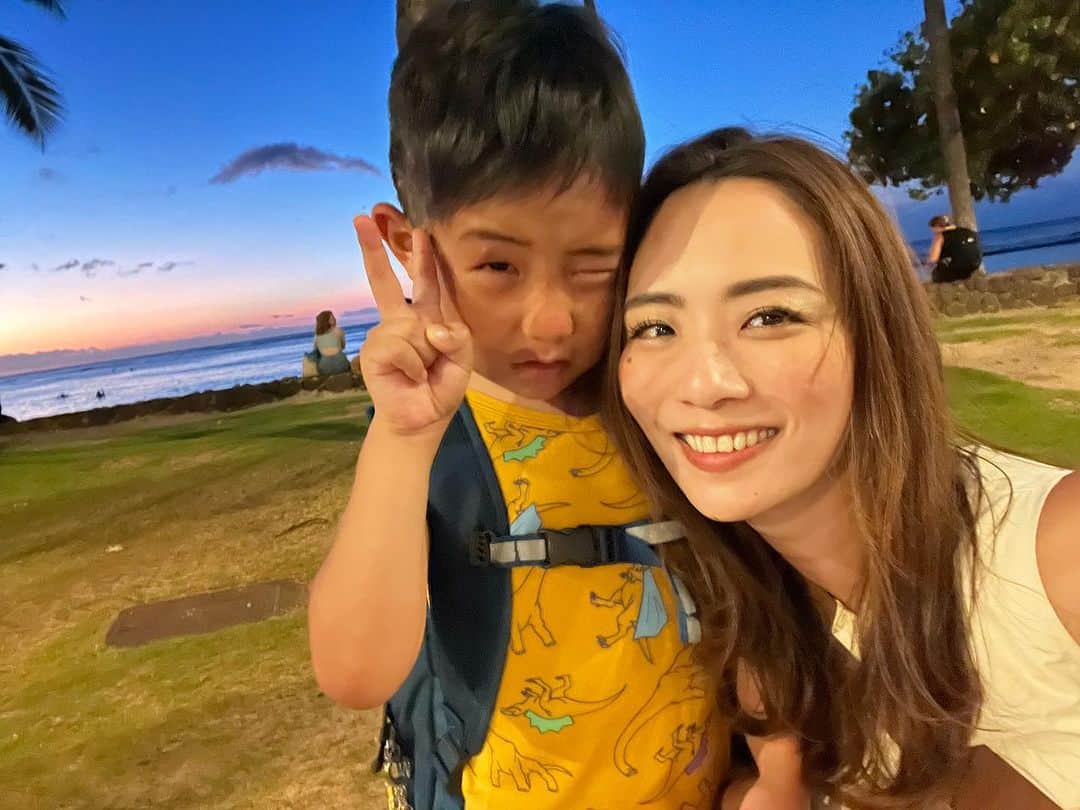 藤田志穂のインスタグラム：「せっかくのハワイのサンセットで一緒に写真を撮りたかったけど、自撮りしかない🥲 ・ 何故かと言うと、昨日投稿した流れからの。。。 ・ 子鉄はパンツびしょ濡れで😂 ・ 引きで撮ると、どうしてもパンツ感が出てしまう🤣（2枚目、4枚目） ・ 来年は、もう少しまともな写真が撮れると良いなぁ🥹🙏 ・ #子連れハワイ #夏の思い出 #ワイキキ #映えない親子 😂 #とは言え #2人の写真は嬉しい #思い出投稿」