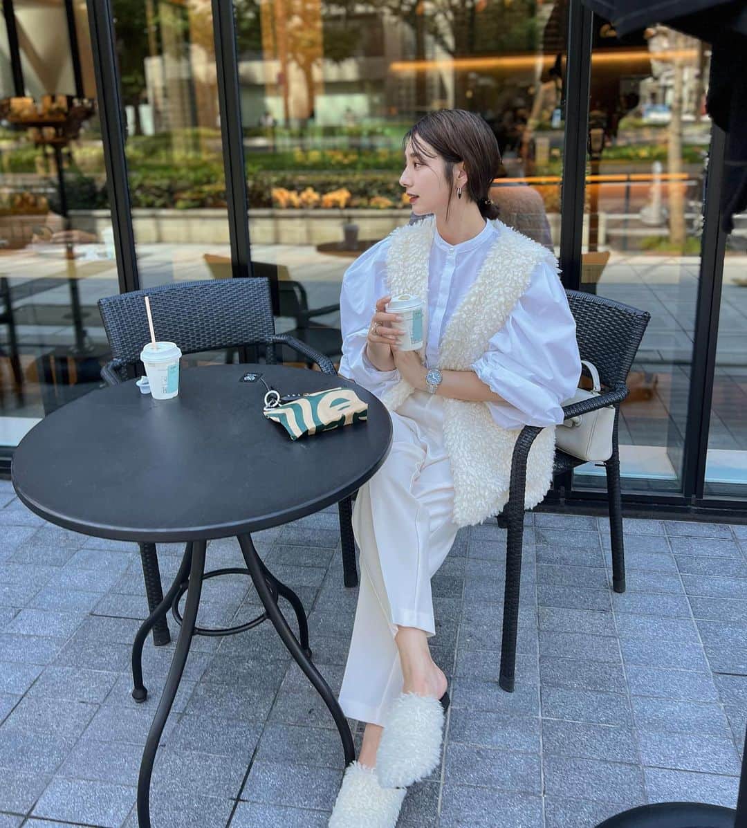 青野未来 / MikuAonoのインスタグラム：「. . 🐏🐏  #ootd vest @classicalelf_official blouse @louloute.official  pants @cen.___jp  . . #classicalelf #クラシカルエルフ#エルフコーデ#タイアップ#関西ママ#ママコーデ#zozotown#zozo#zozotown購入品」