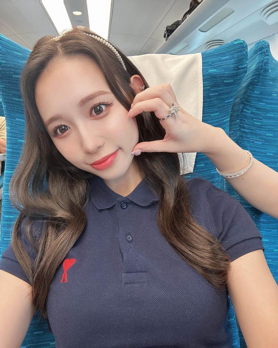 のインスタグラム：「この夏に買った @amiparis のネイビーのポロシャツ👕💙  かわいい‼︎☺︎  そして最近お肌の調子が良いんやけど 水光肌ピーリングに行ってきました💫🫧  くすみやシミ、毛穴などを 集中ケアして肌育成する韓国で話題のピーリング！  しっとりもっちり うるうるなツヤ肌になれました🐏🫶🏻 . . . #夏コーデ #ポロシャツ #アミパリス #amiparis  #水光肌ピーリング #水光肌 #大阪肌管理 #大阪エステ」