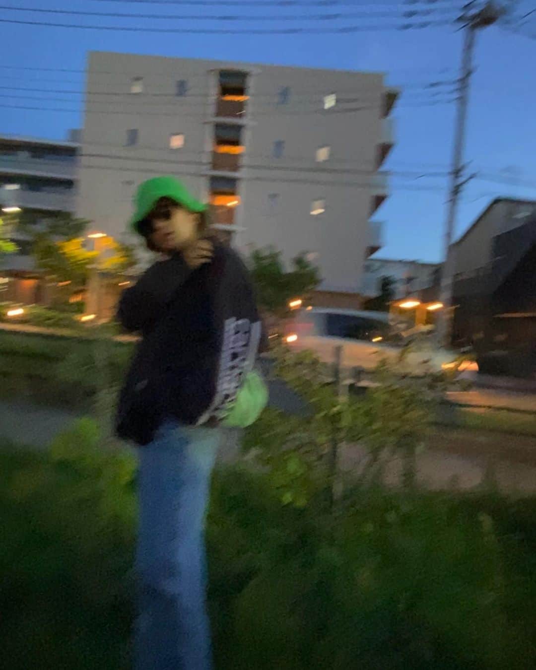堀舞紀のインスタグラム：「🦦🦦🦦  秋服もチョイチョイ お迎えしておるのです🤪  上下とも こないだ初めて行った 大和の古着屋さん @furugiya_tomarigi で🤭  👉🏾SWIPEお買い物動画にしてみたから見てね🙄ッ  広さは無いんだけど アクセサリーとかネクタイやキャップなんかもあって凄い商品数でした🙆🏽‍♀️  何より無人！なのが お買い物しやすくて🙆🏽‍♀️〜  お近くの人は 是非いってみてne! 掘り出し物がみつかるかも？！  私はBIGシルエットの ディッキーズデニムとスウェットを チョイスしてきました🙋🏽‍♀️🌼  フリフリワンピースの羽織りとかに このスウェット使えそう🙄〜❤️  むふふ。  PR @FURUGIYA_TOMARIGI #無人ブランド古着屋TOMARIGI #TOMARIGI #鶴間古着屋 #神奈川古着屋」